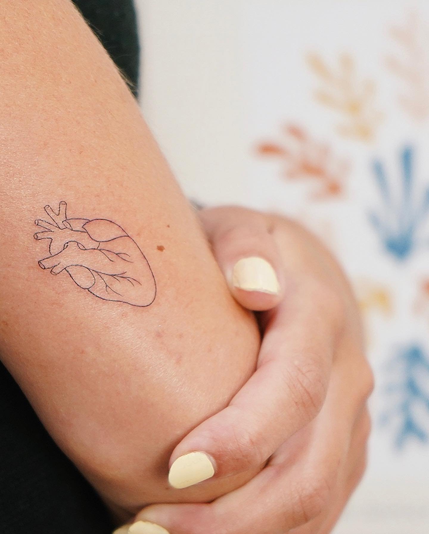 Tatuaje de corazon en brazo, línea fina Sinkply Madrid