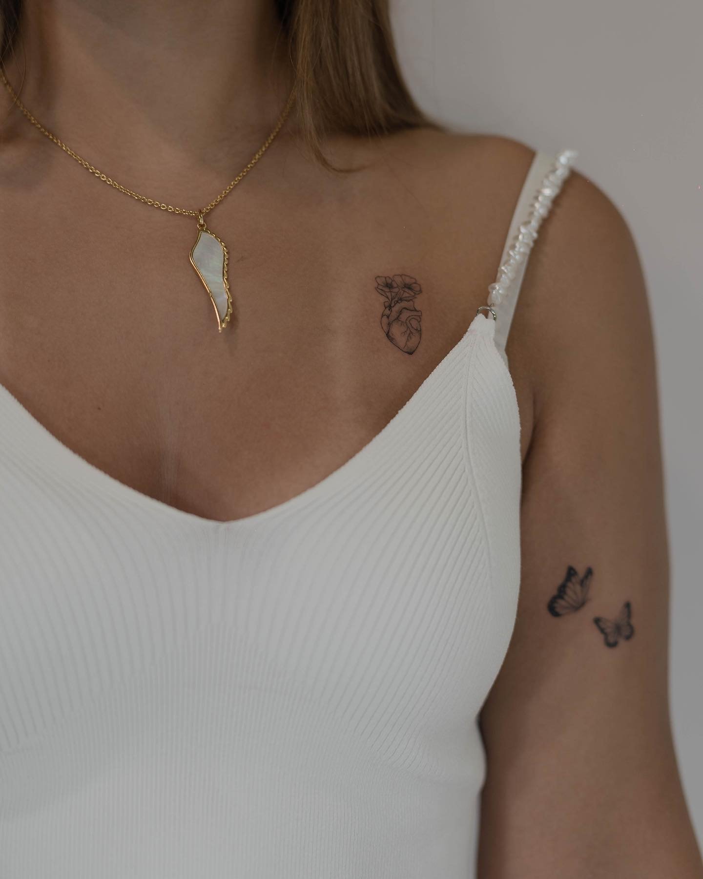 Tatuaje de corazon en brazo, línea fina Sinkply Madrid