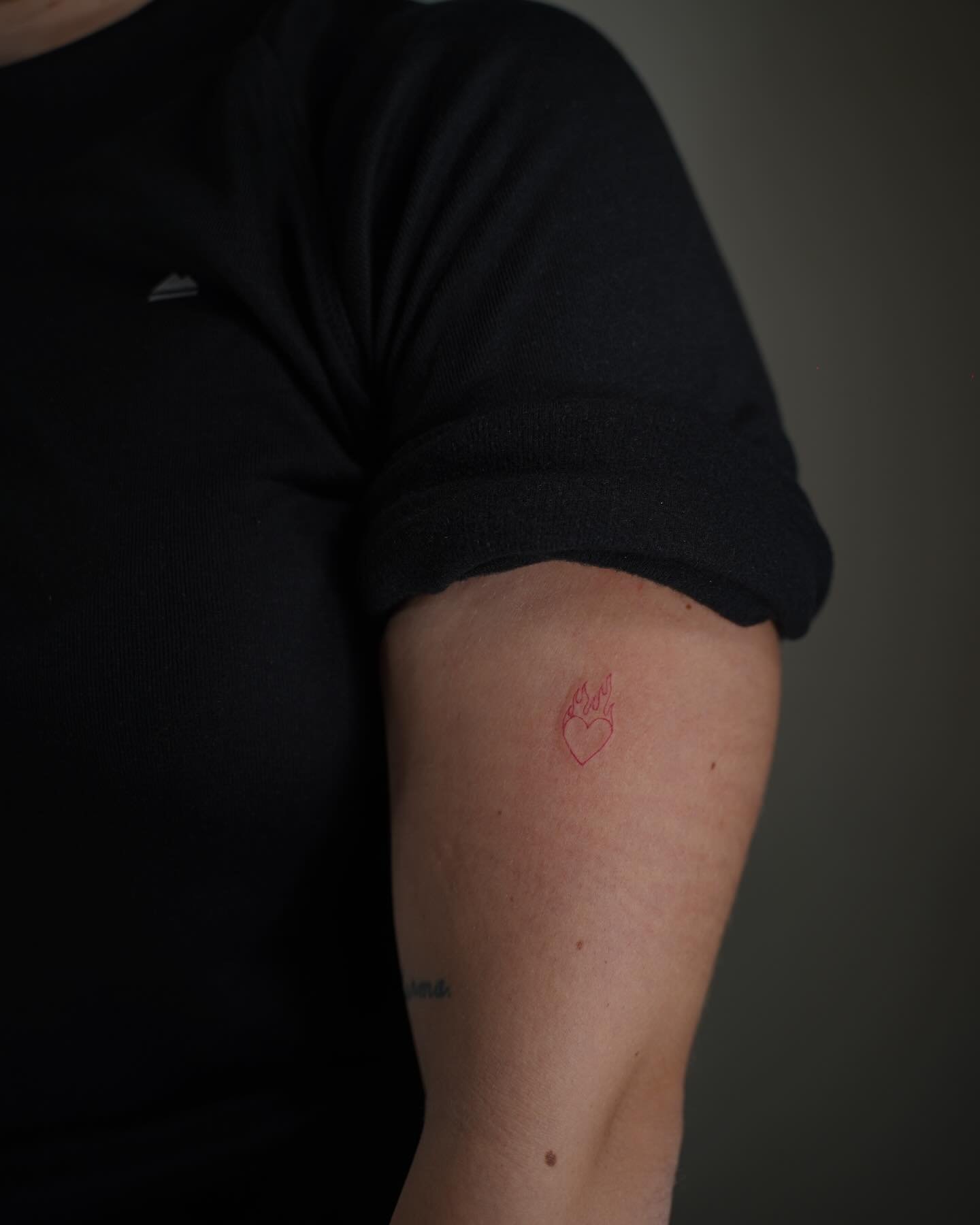 Tatuaje de corazon en brazo, línea fina Sinkply Madrid