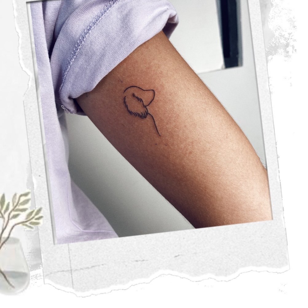 Tatuaje de corazon en brazo, línea fina Sinkply Madrid