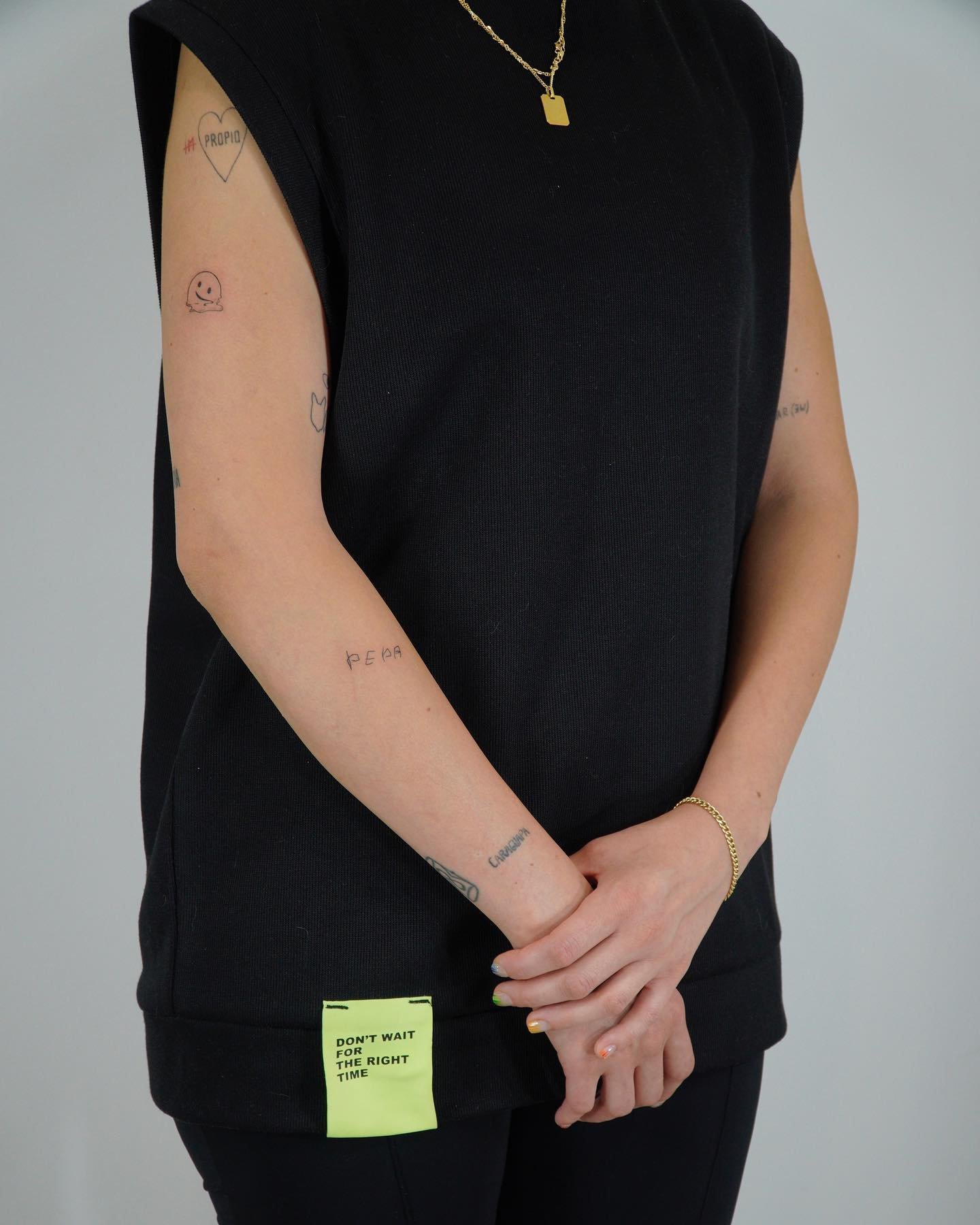 Tatuaje de corazon en brazo, línea fina Sinkply Madrid