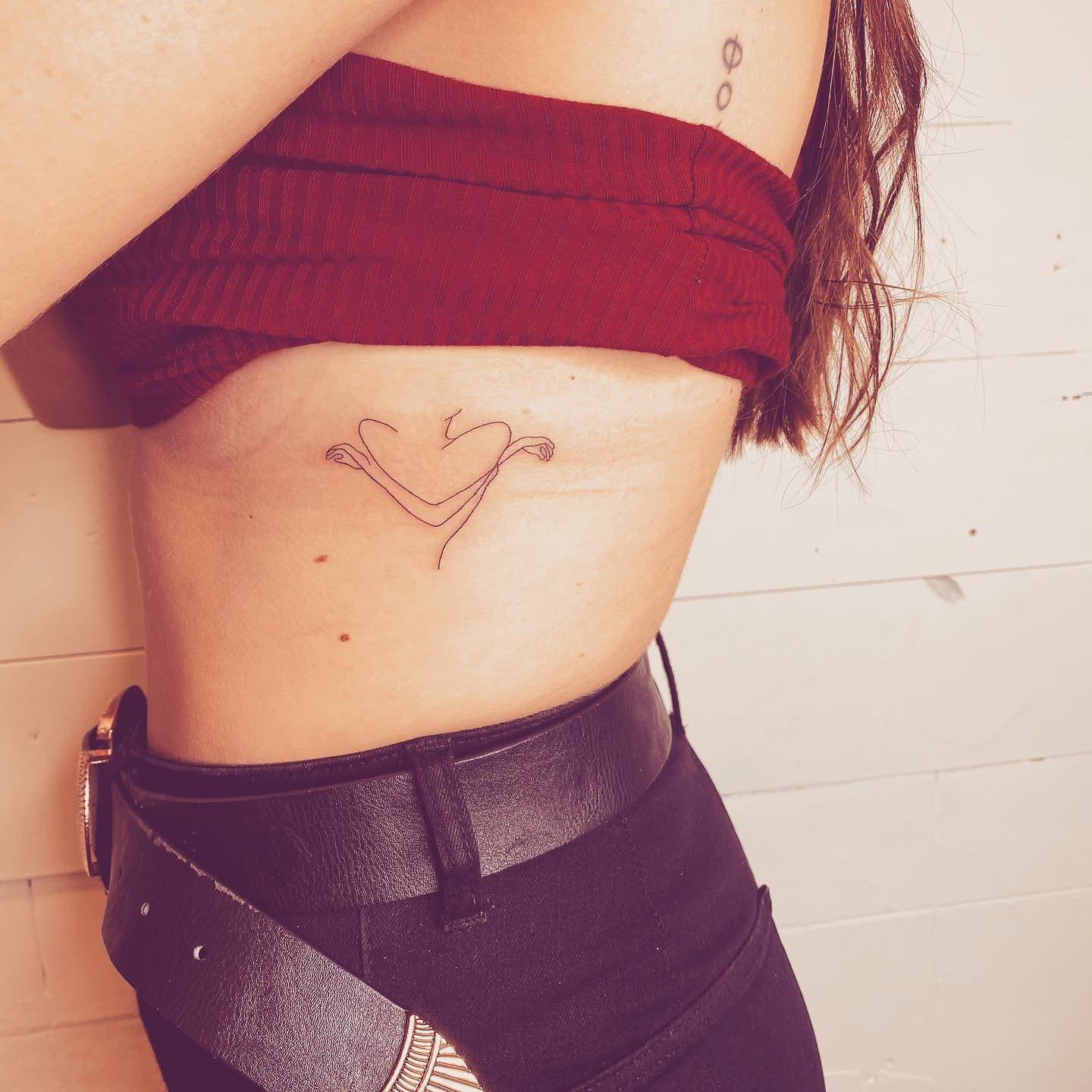 Tatuaje de corazon en costilla, línea fina Sinkply Madrid