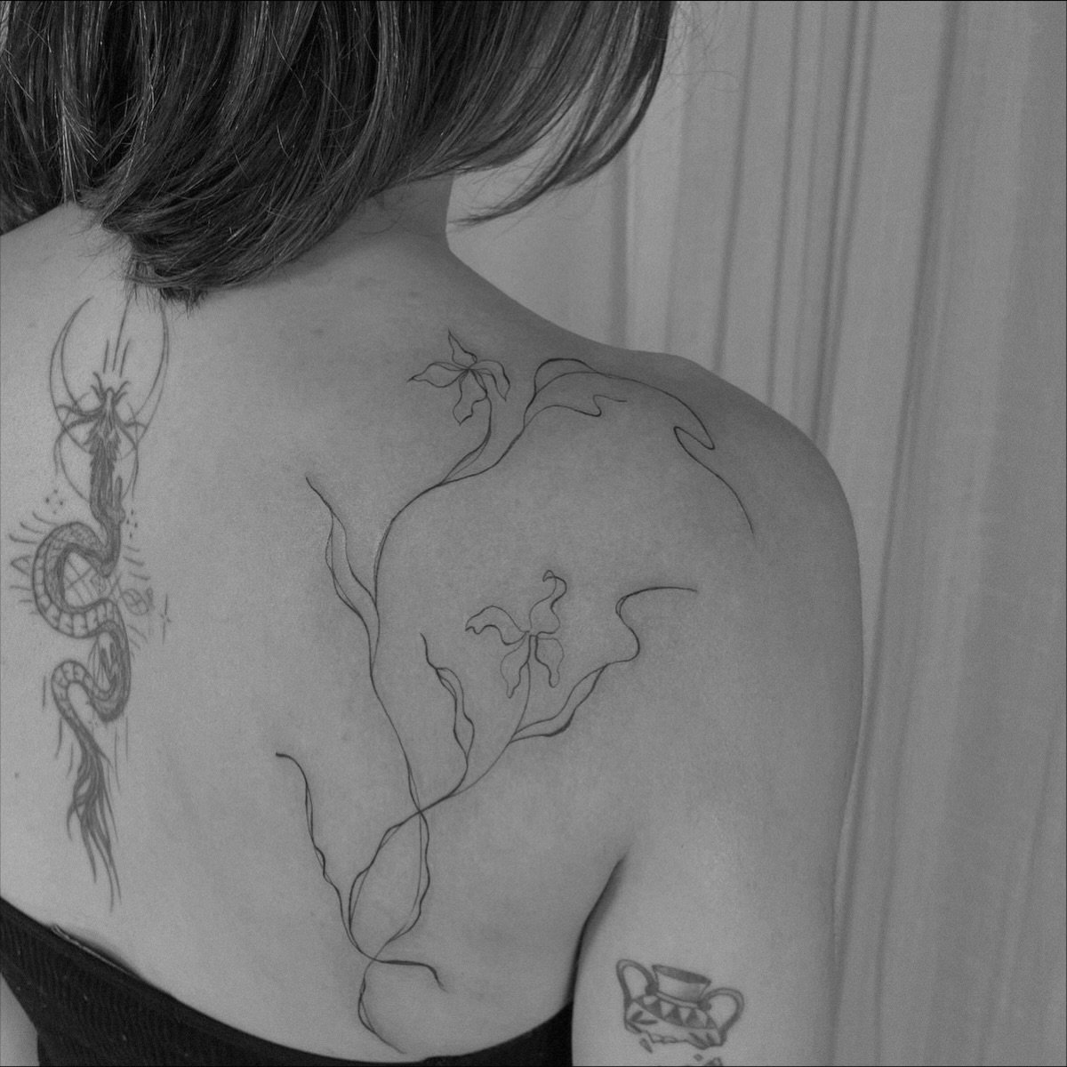 Tatuaje de corazon en costilla, línea fina Sinkply Madrid