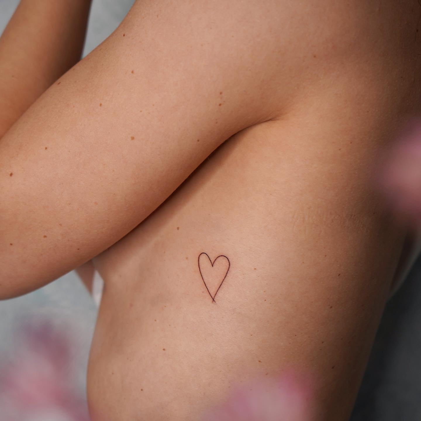 Tatuaje de corazon en costilla, línea fina Sinkply Madrid