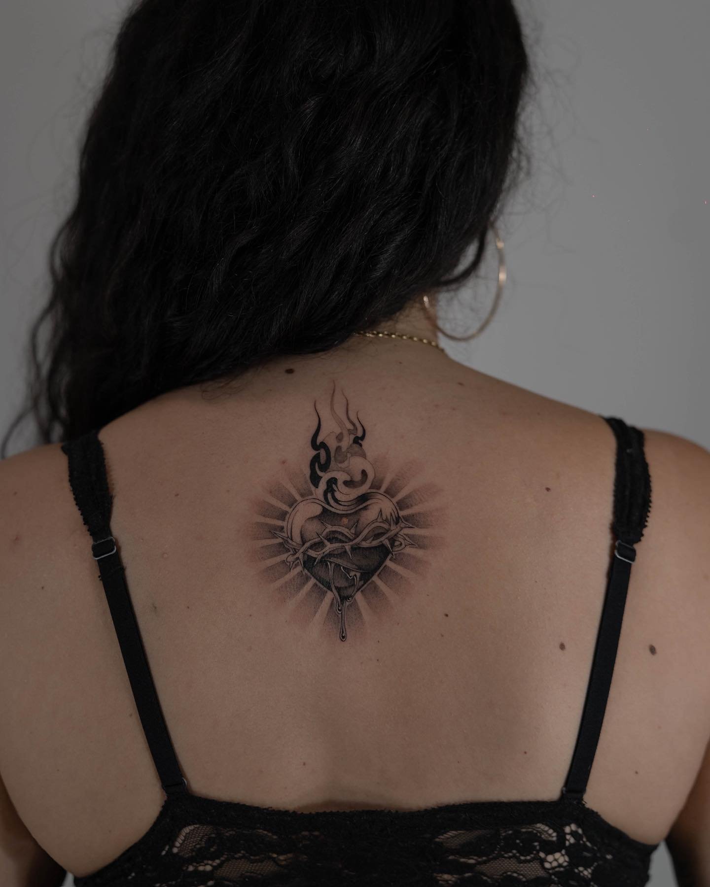 Tatuaje de corazon en espalda, línea fina Sinkply Madrid