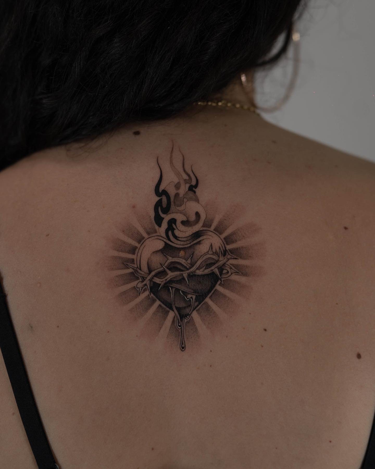 Tatuaje de corazon en espalda, línea fina Sinkply Madrid