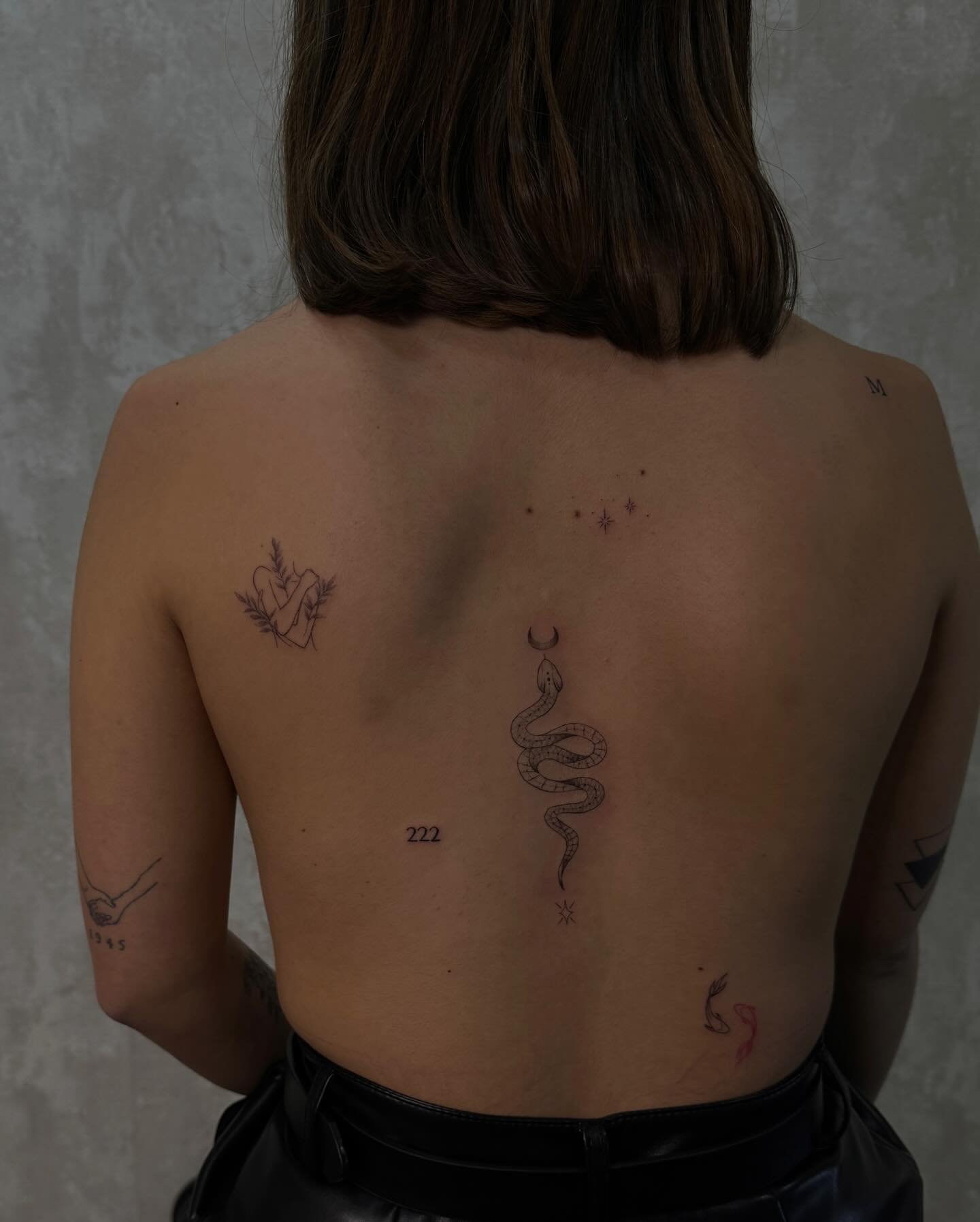 Tatuaje de corazon en espalda, línea fina Sinkply Madrid