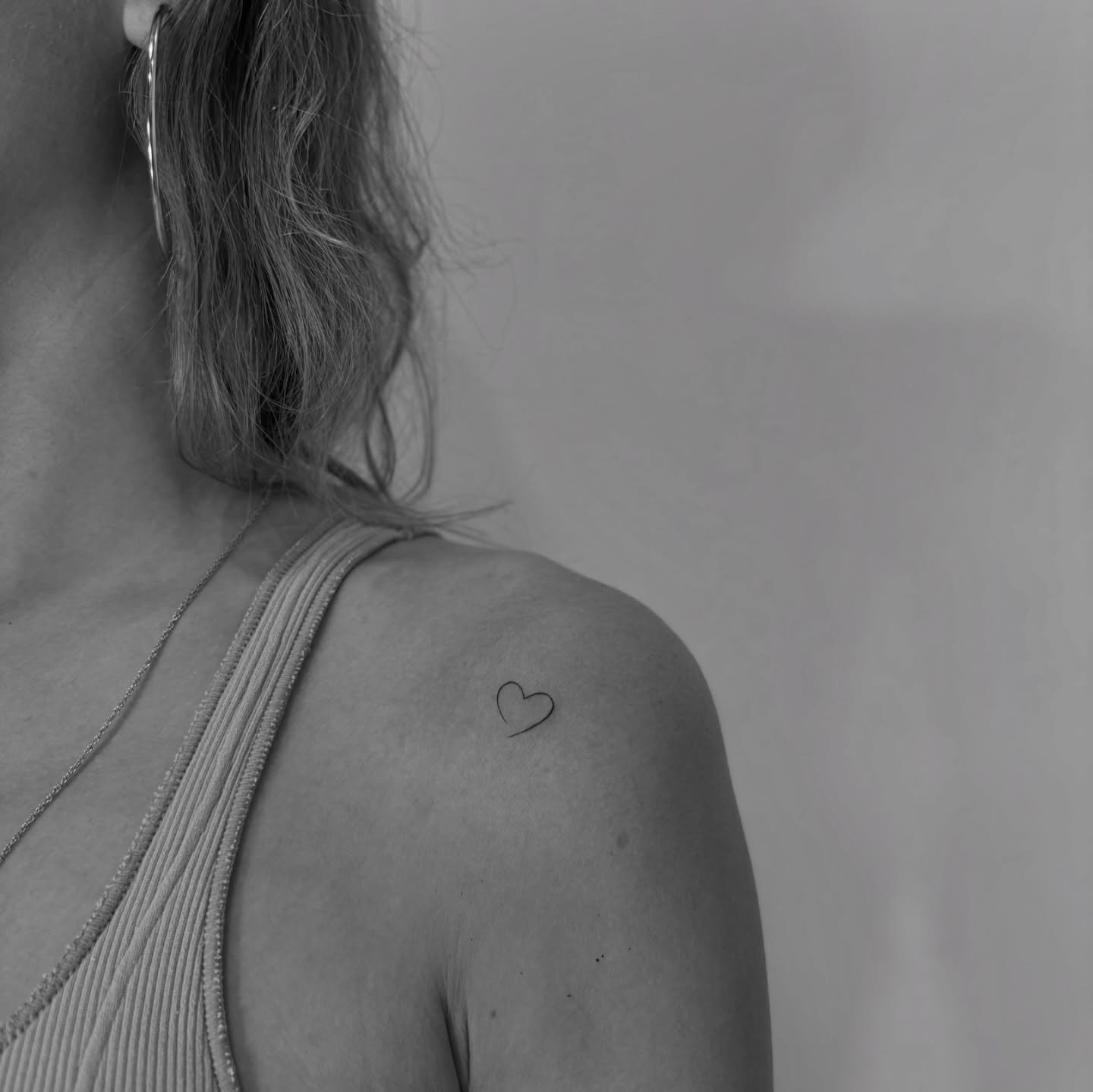 Tatuaje de corazon en espalda, línea fina Sinkply Madrid