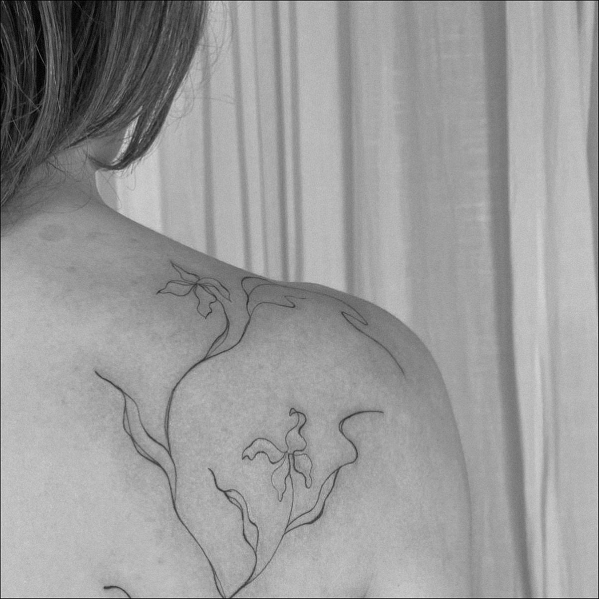 Tatuaje de corazon en espalda, línea fina Sinkply Madrid