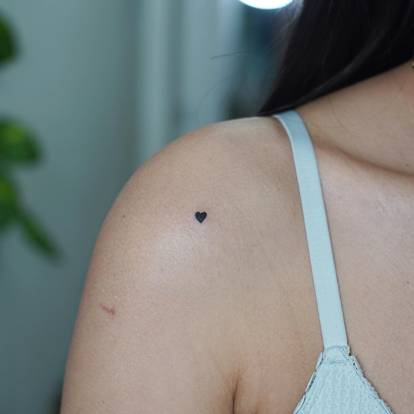 Tatuaje de corazon en hombro, línea fina Sinkply Madrid