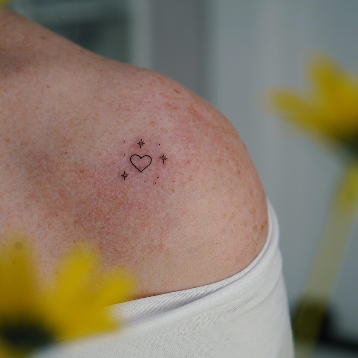 Tatuaje de corazon en hombro, línea fina Sinkply Madrid