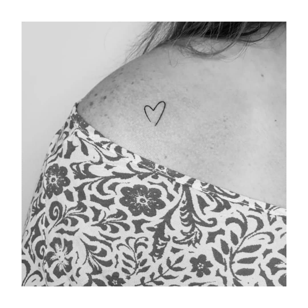 Tatuaje de corazon en hombro, línea fina Sinkply Madrid