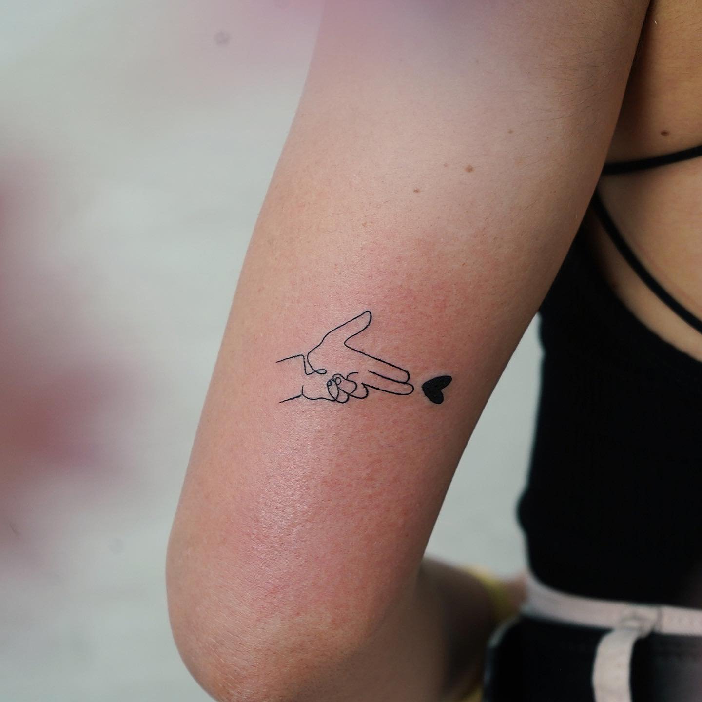Tatuaje de corazon en mano, línea fina Sinkply Madrid