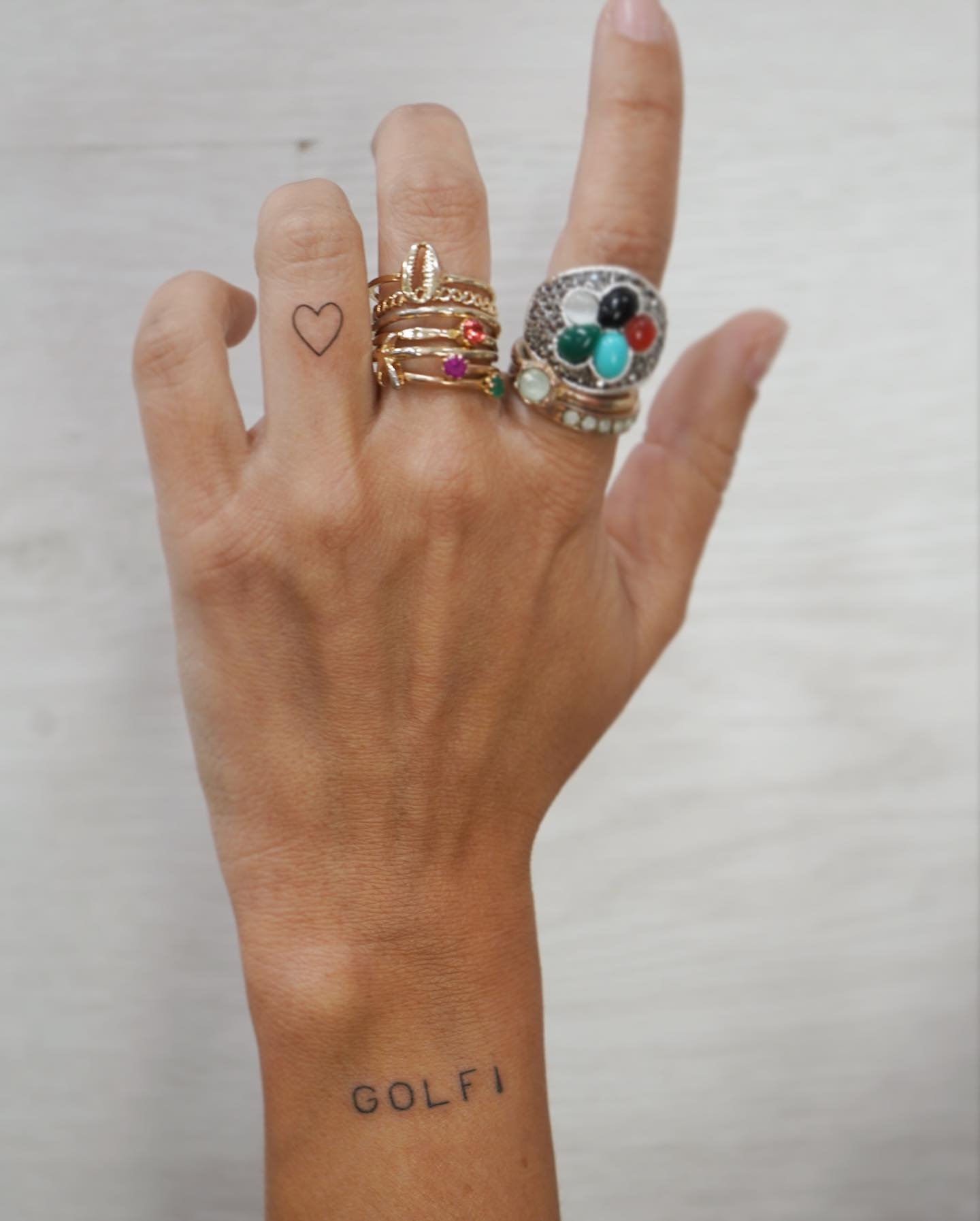 Tatuaje de corazon en mano, línea fina Sinkply Madrid