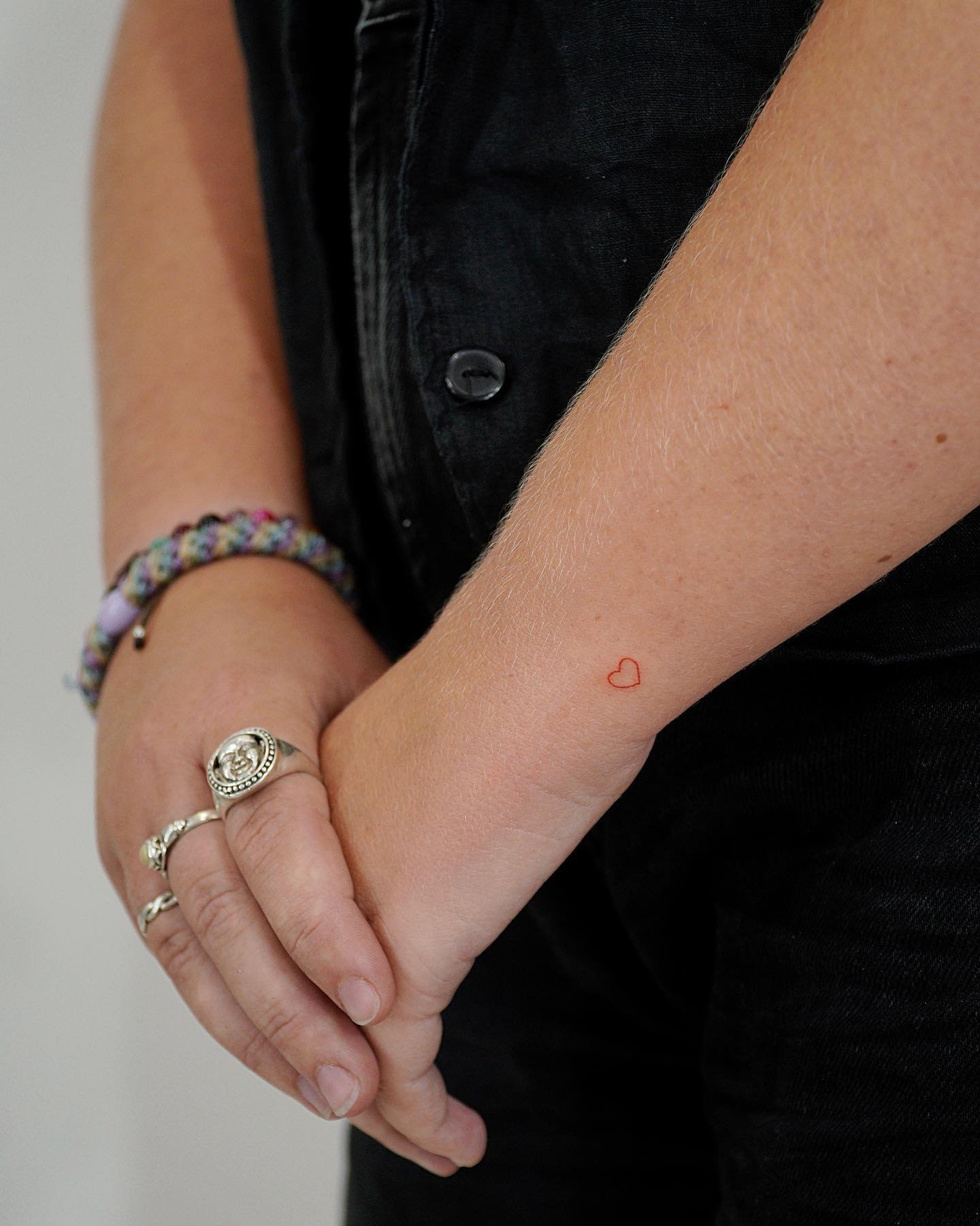 Tatuaje de corazon en mano, línea fina Sinkply Madrid