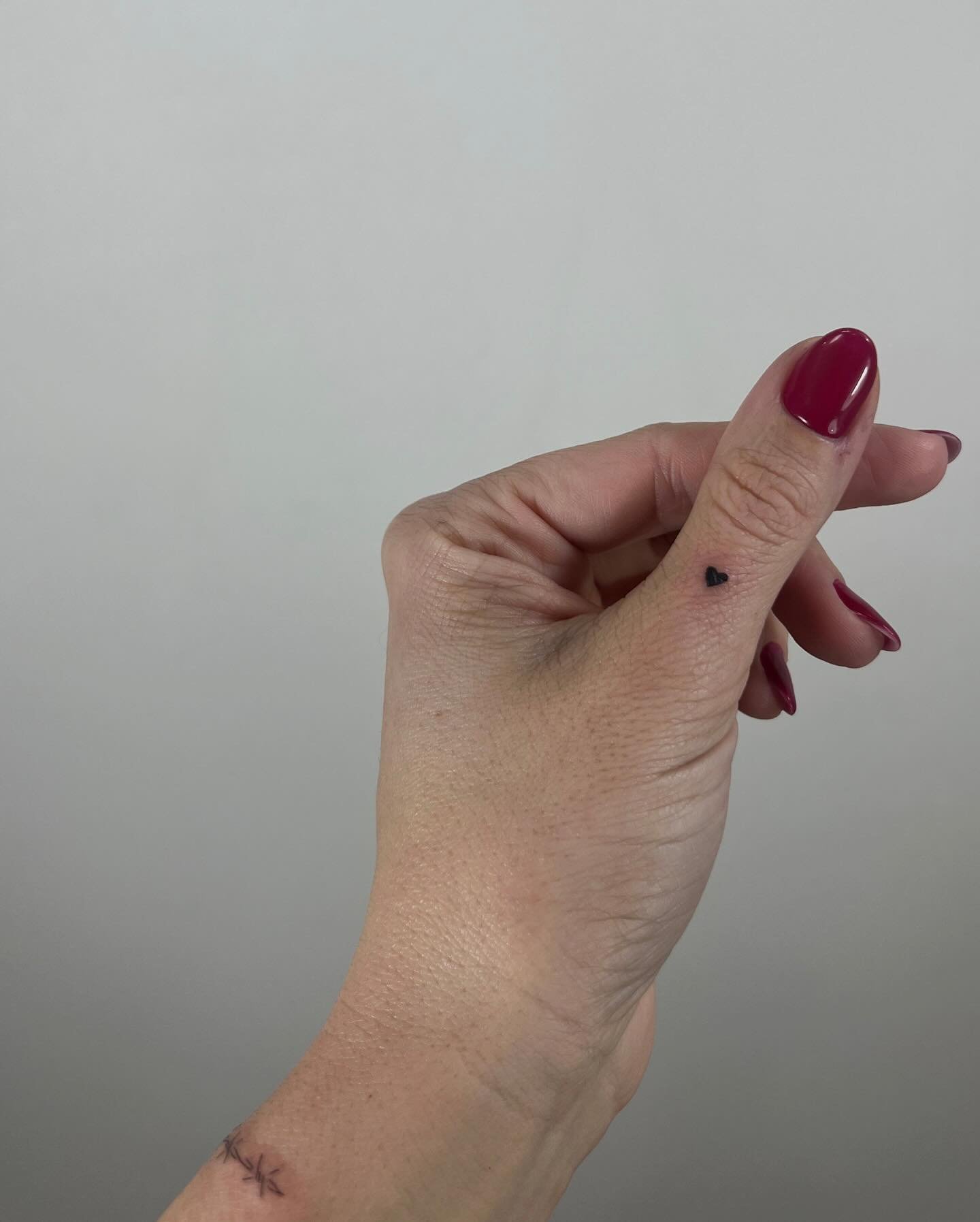 Tatuaje de corazon en mano, línea fina Sinkply Madrid