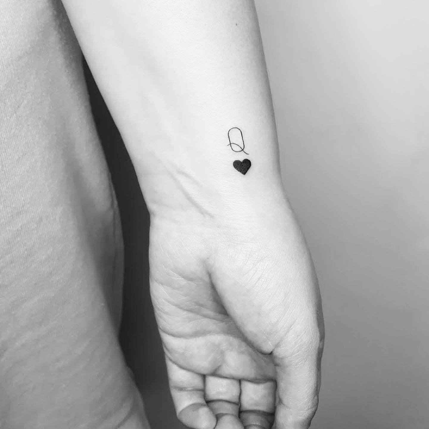 Tatuaje de corazon en mano, línea fina Sinkply Madrid