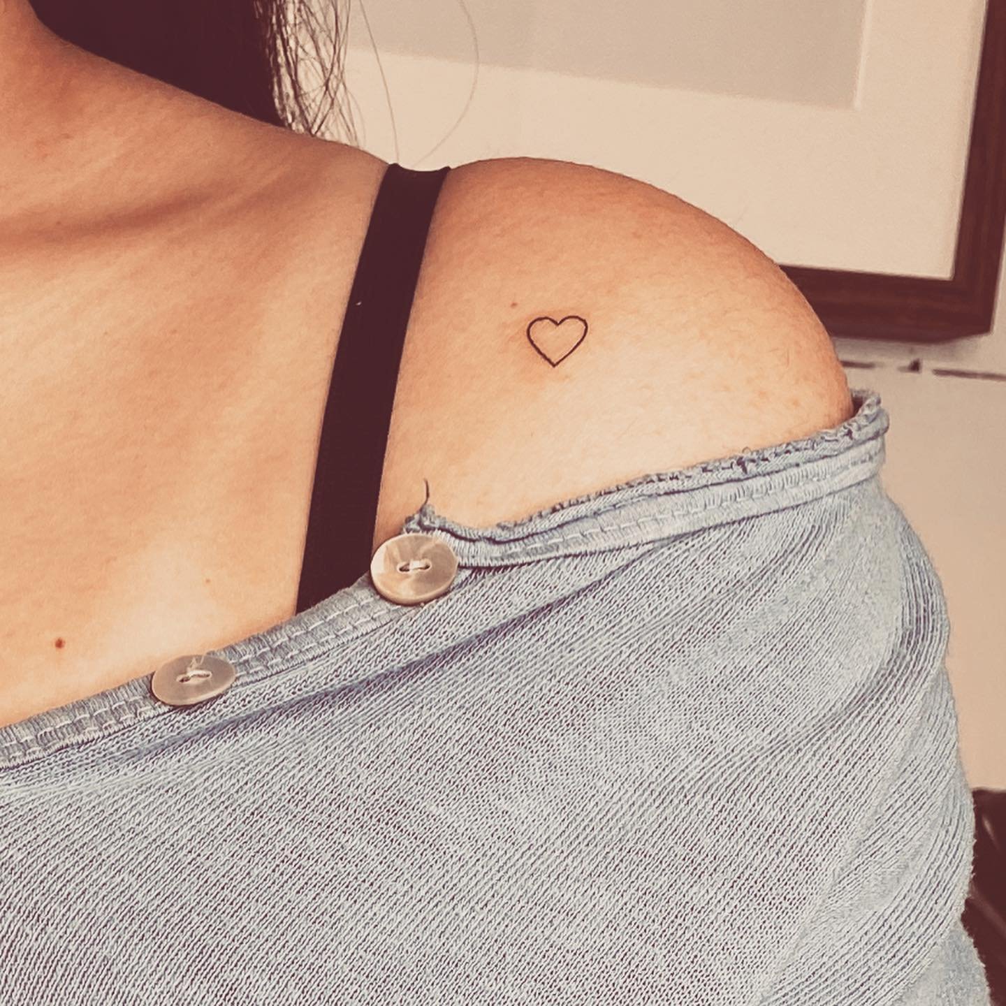 Tatuaje de corazon en muslo, línea fina Sinkply Madrid