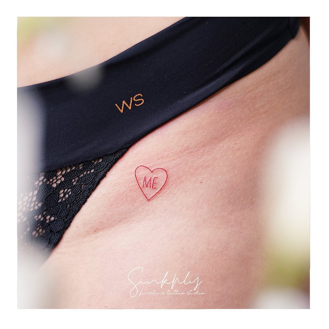 Tatuaje de corazon en muslo, línea fina Sinkply Madrid