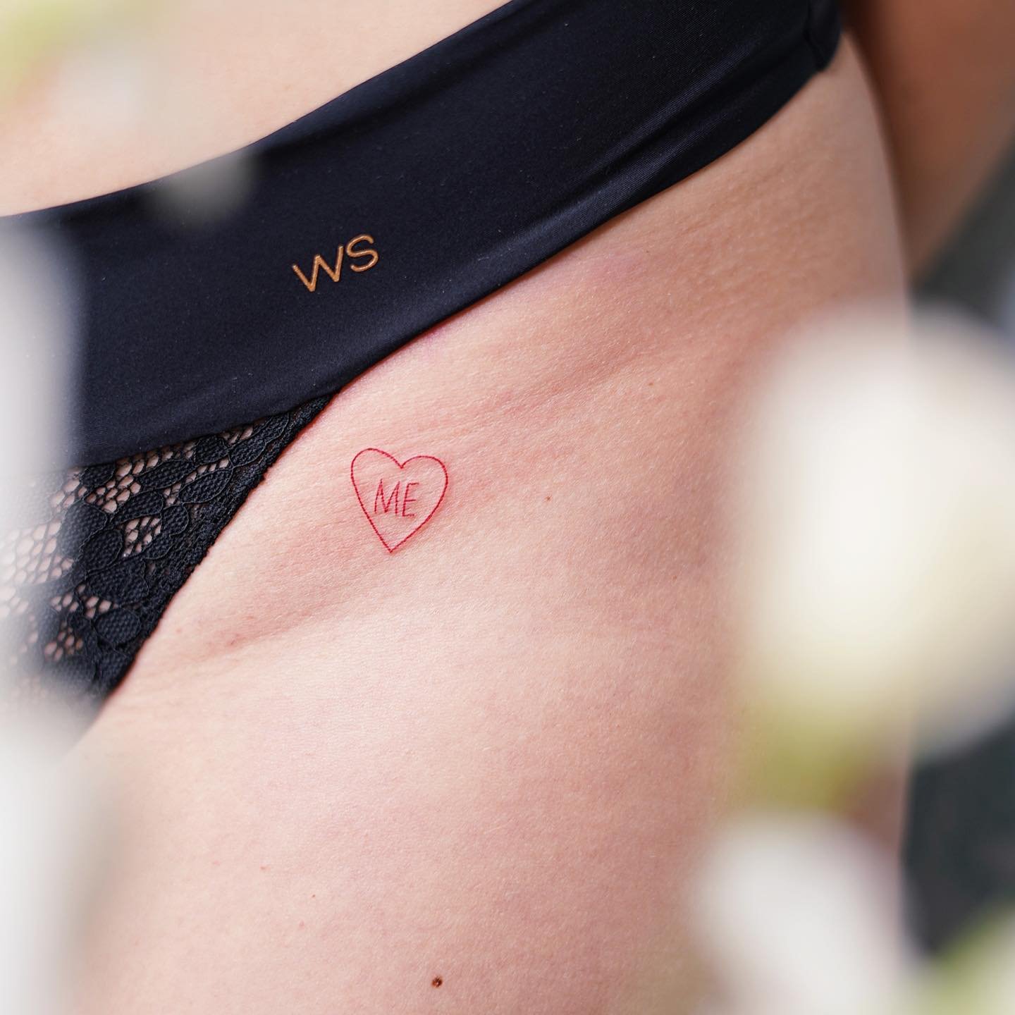 Tatuaje de corazon en muslo, línea fina Sinkply Madrid