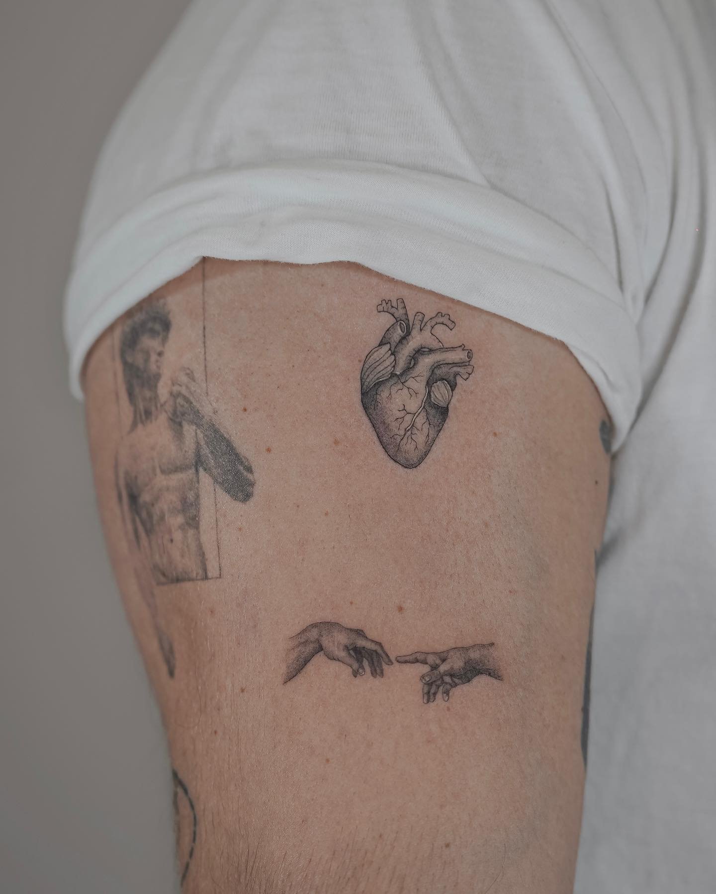 Tatuaje de corazon en muslo, línea fina Sinkply Madrid