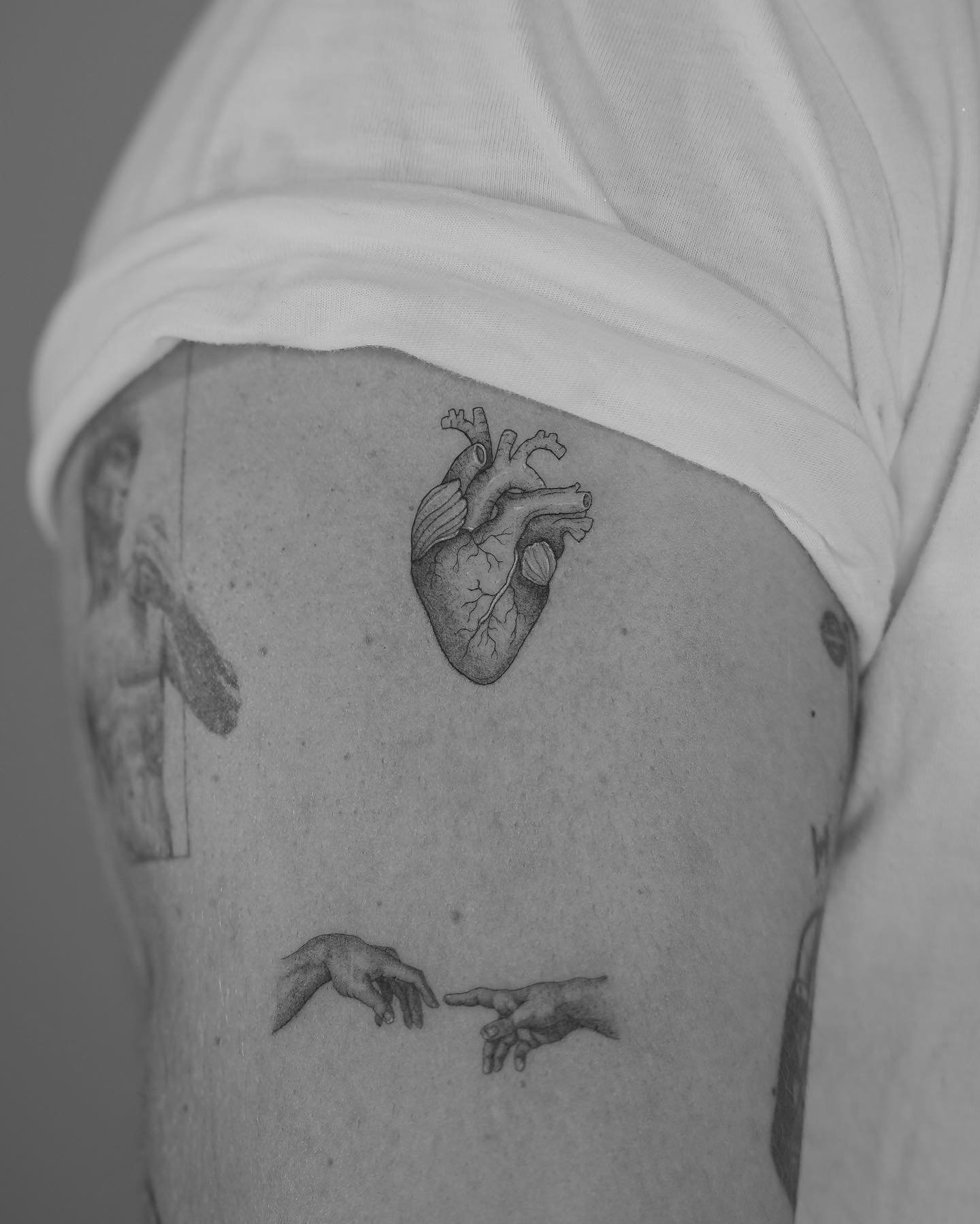 Tatuaje de corazon en muslo, línea fina Sinkply Madrid