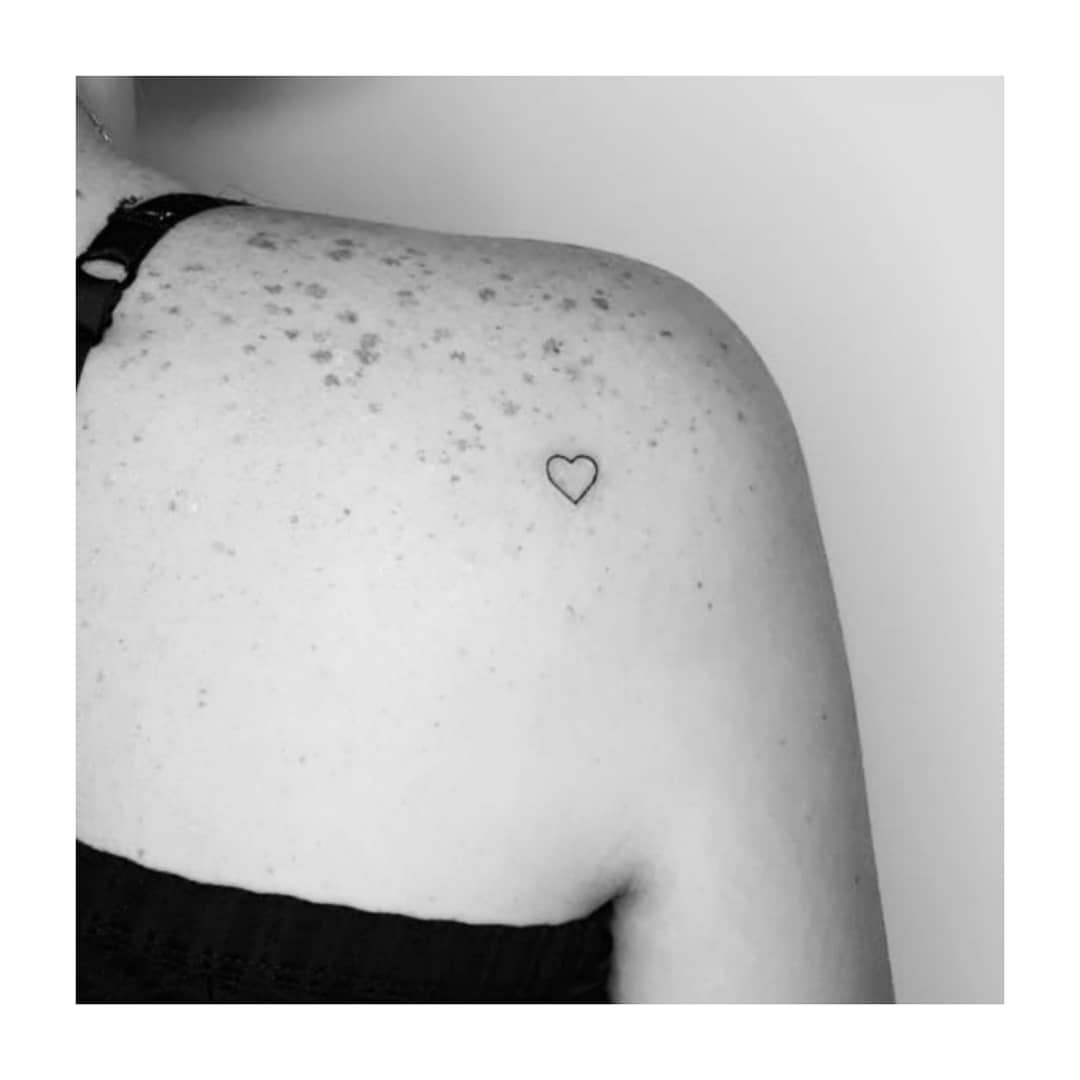 Tatuaje de corazon en muslo, línea fina Sinkply Madrid
