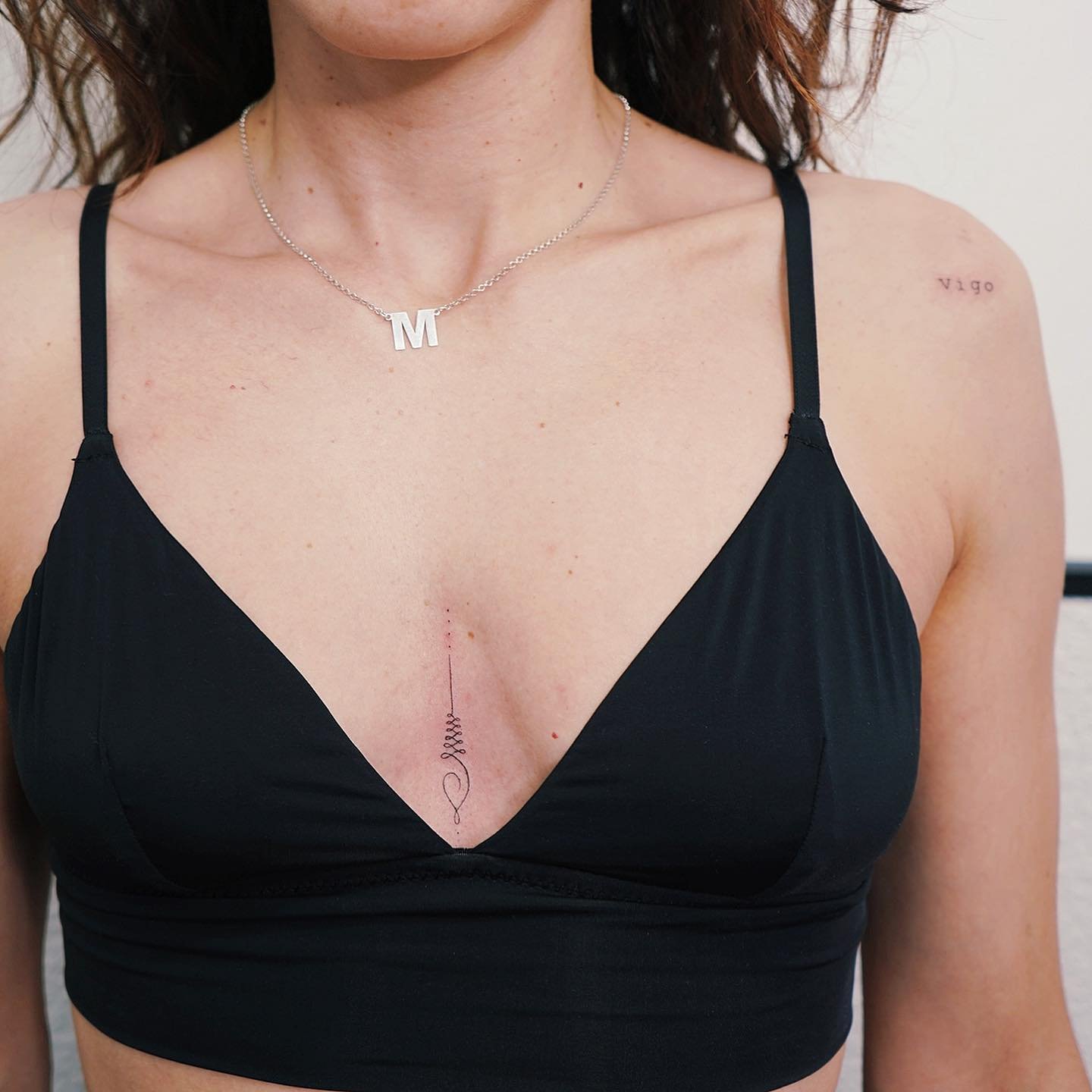 Tatuaje de corazon en pecho, línea fina Sinkply Madrid