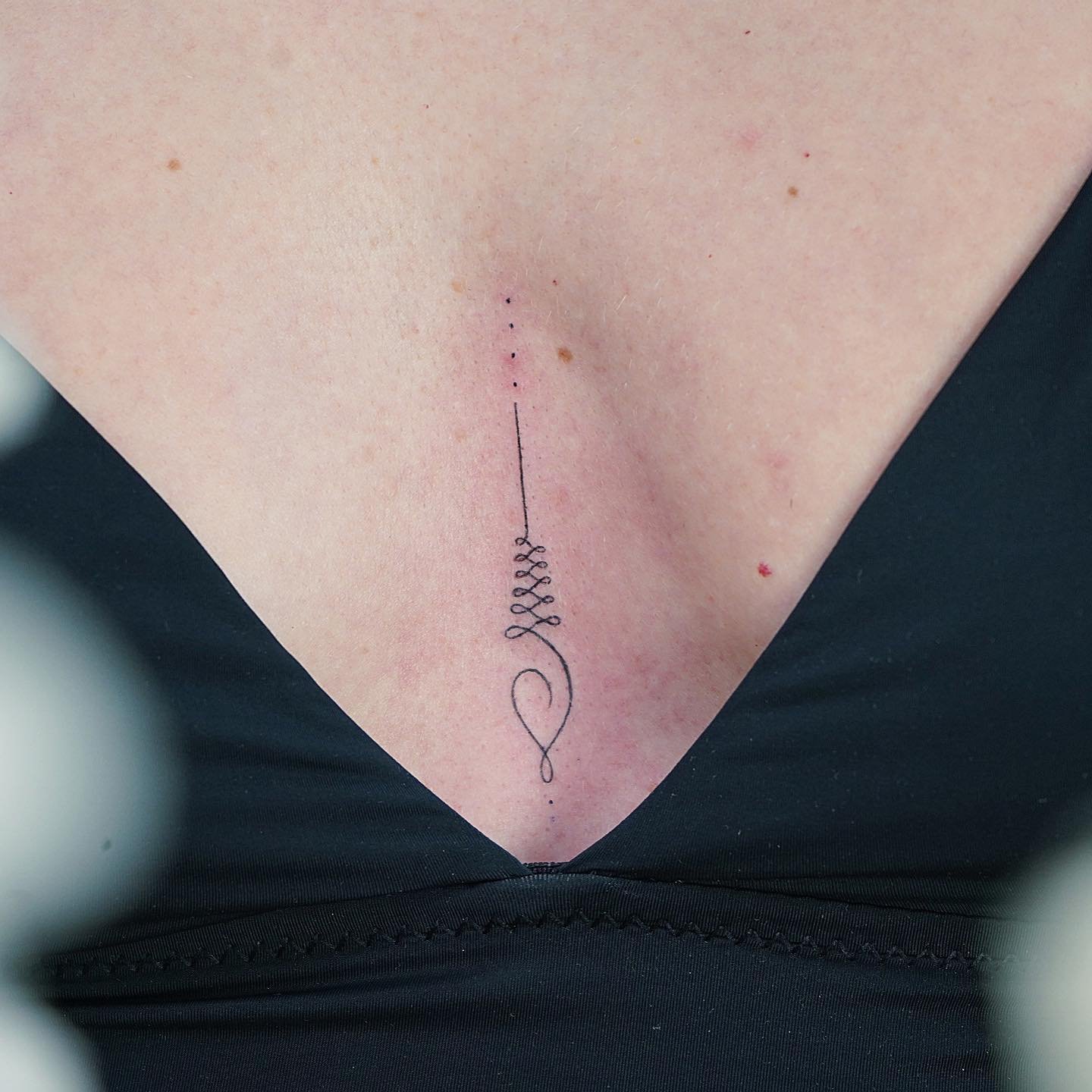 Tatuaje de corazon en pecho, línea fina Sinkply Madrid