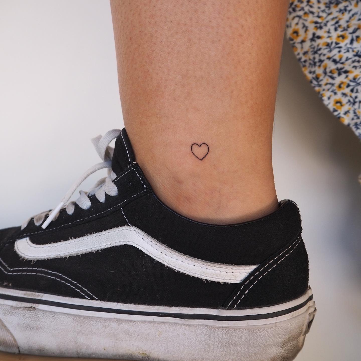 Tatuaje de corazon en pie, línea fina Sinkply Madrid