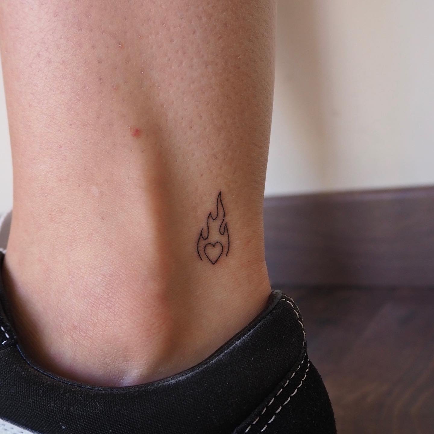 Tatuaje de corazon en pie, línea fina Sinkply Madrid