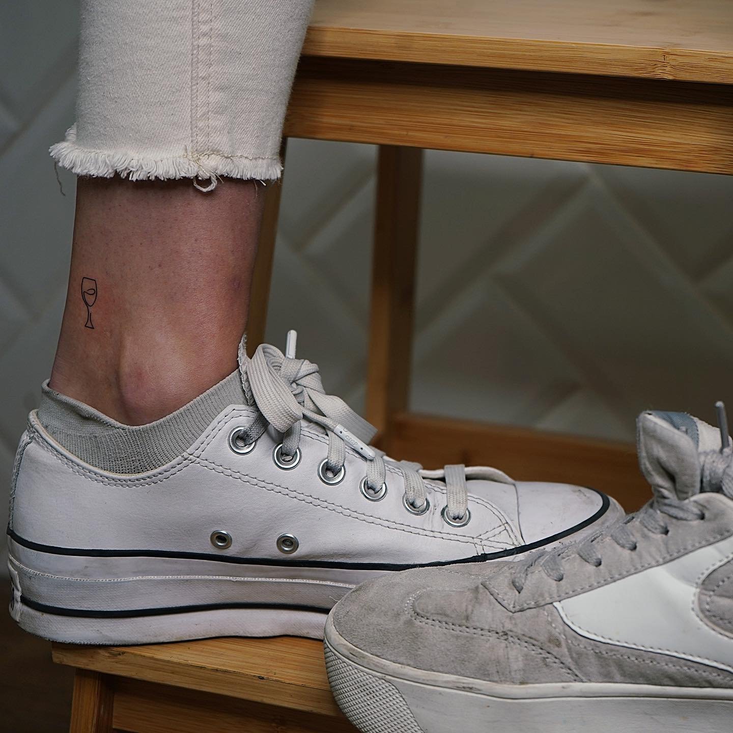 Tatuaje de corazon en pie, línea fina Sinkply Madrid