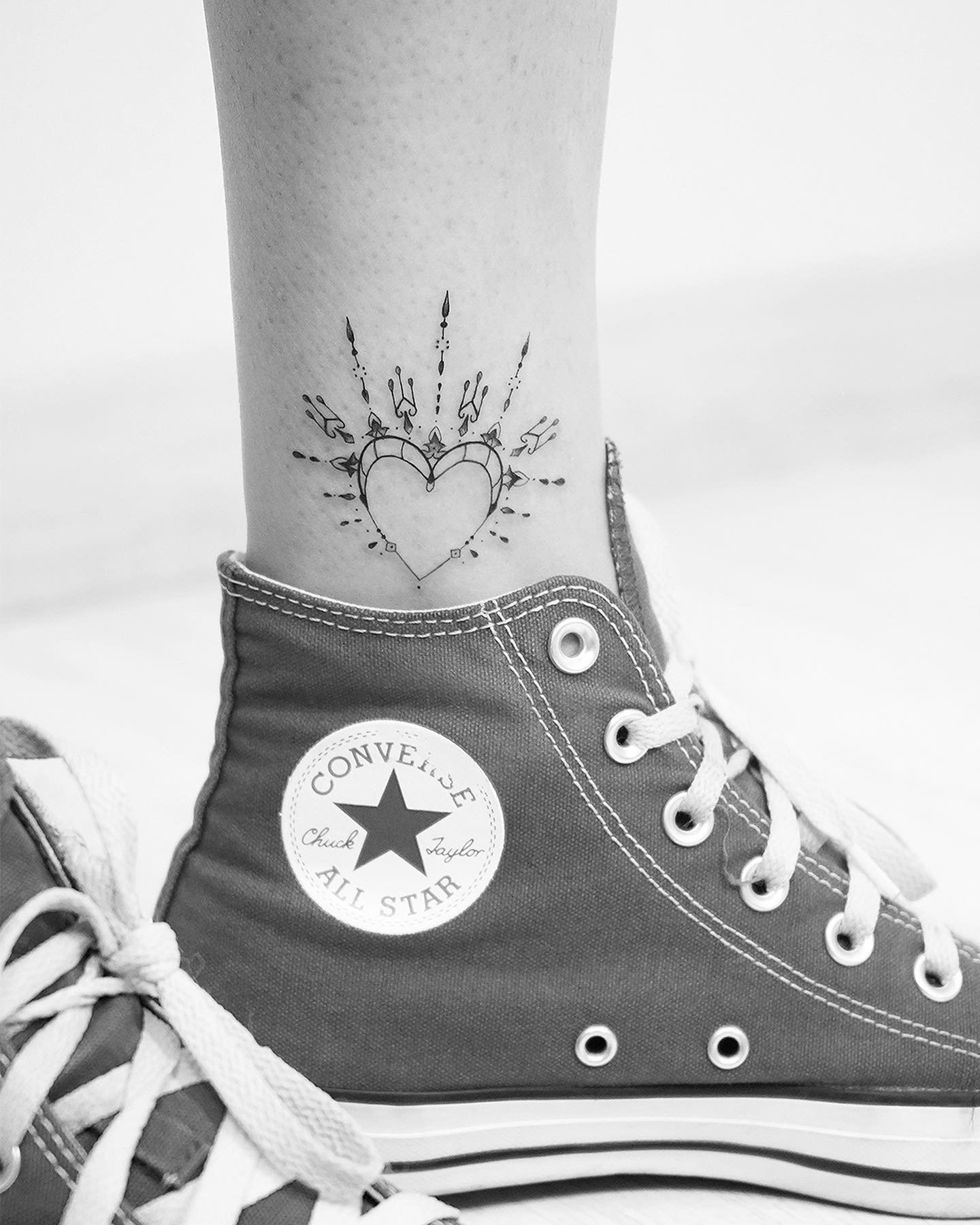Tatuaje de corazon en pie, línea fina Sinkply Madrid