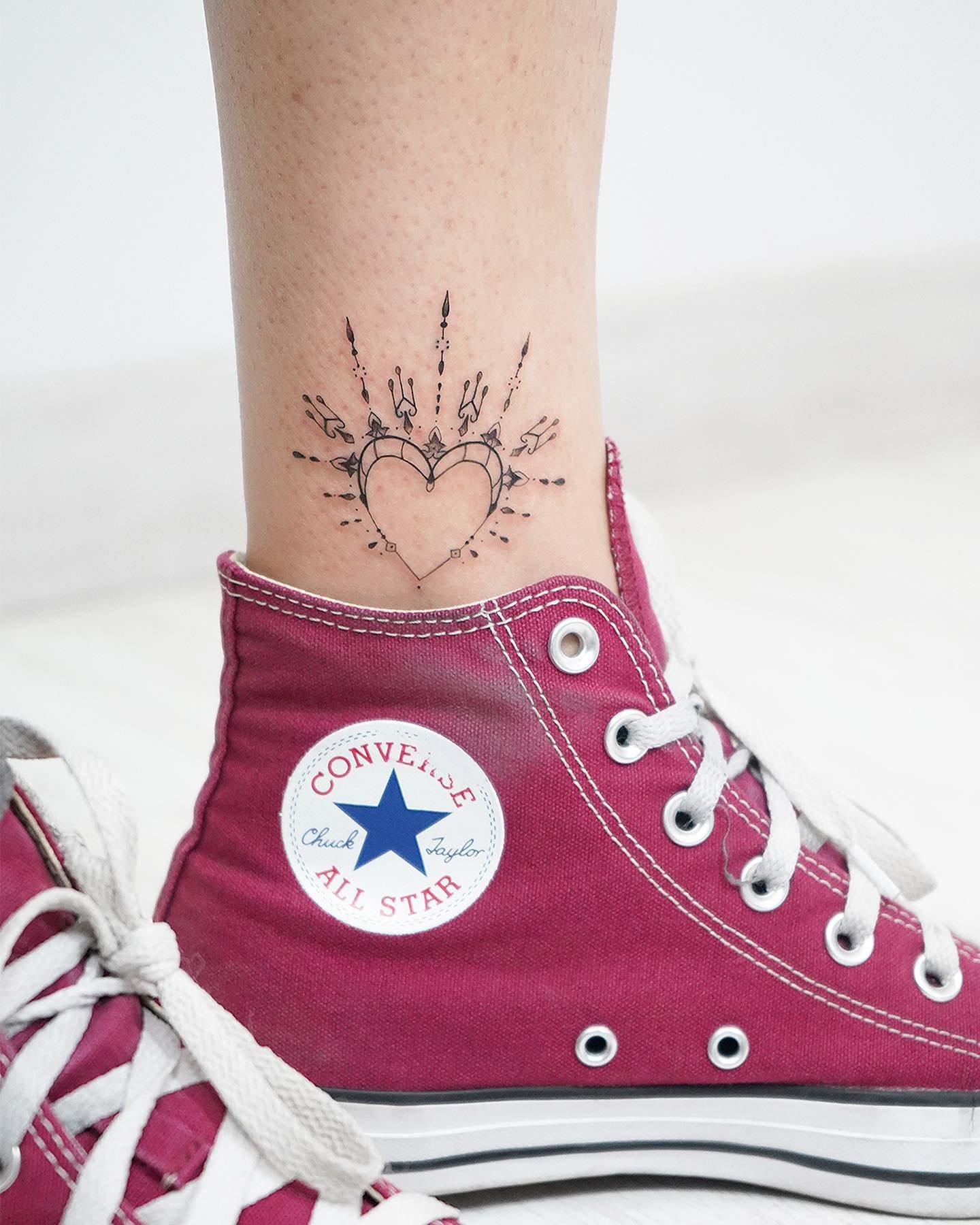 Tatuaje de corazon en pie, línea fina Sinkply Madrid