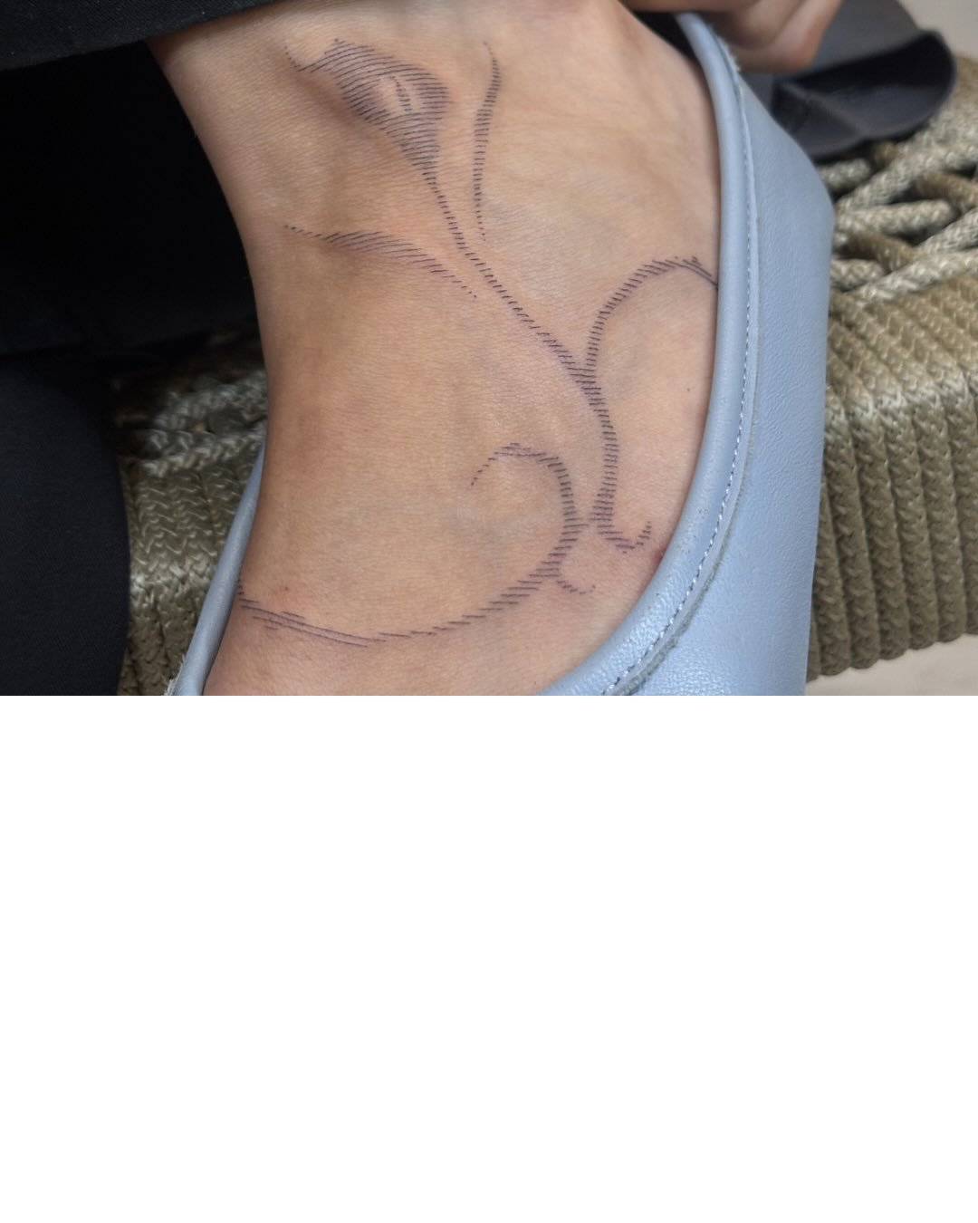Tatuaje de corazon en pie, línea fina Sinkply Madrid