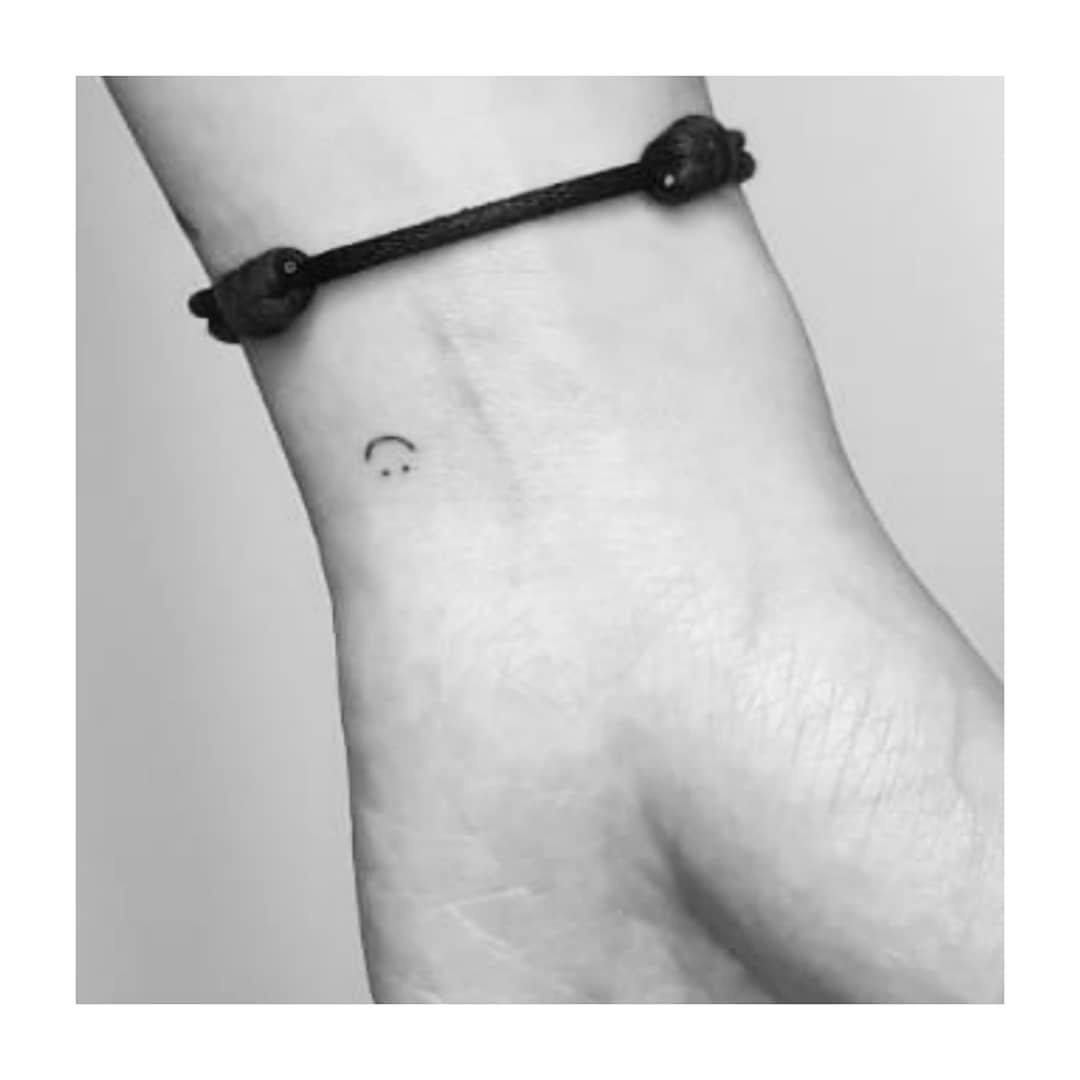 Tatuaje de corazon en pie, línea fina Sinkply Madrid