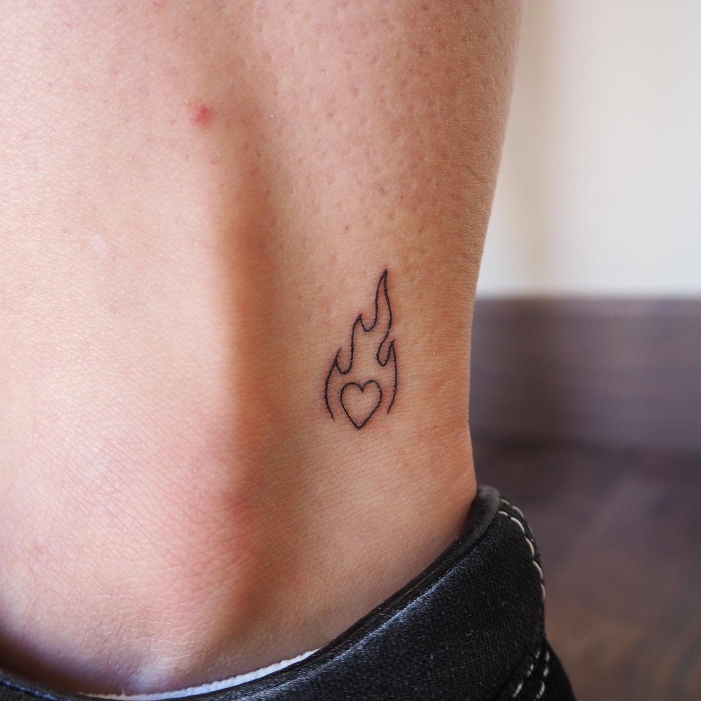 Tatuaje de corazon en pie, línea fina Sinkply Madrid
