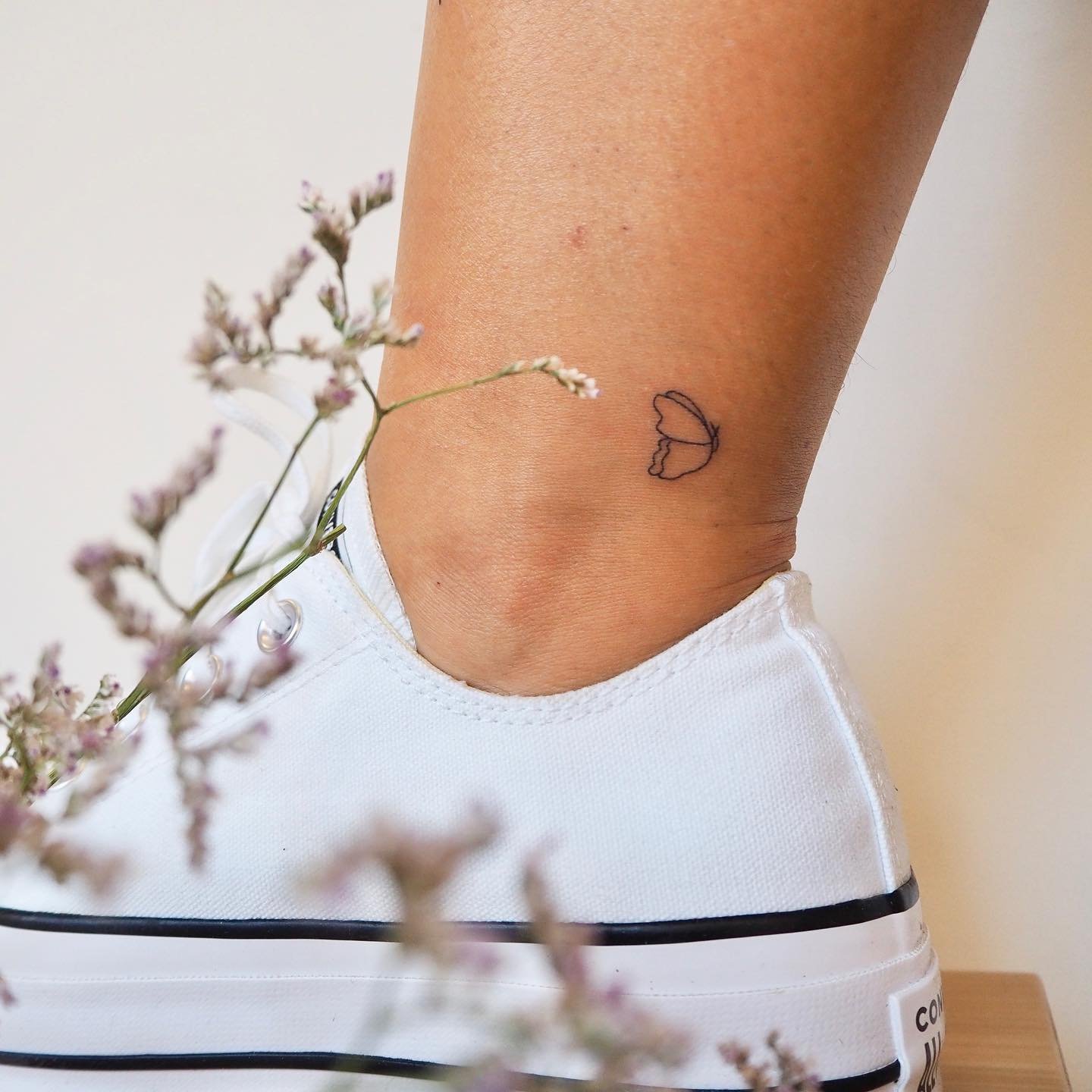 Tatuaje de corazon en pie, línea fina Sinkply Madrid
