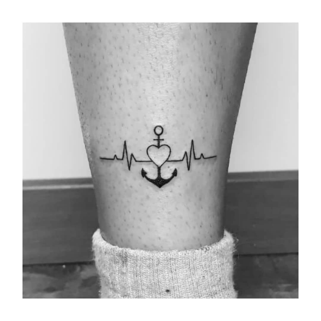 Tatuaje de corazon en pierna, línea fina Sinkply Madrid