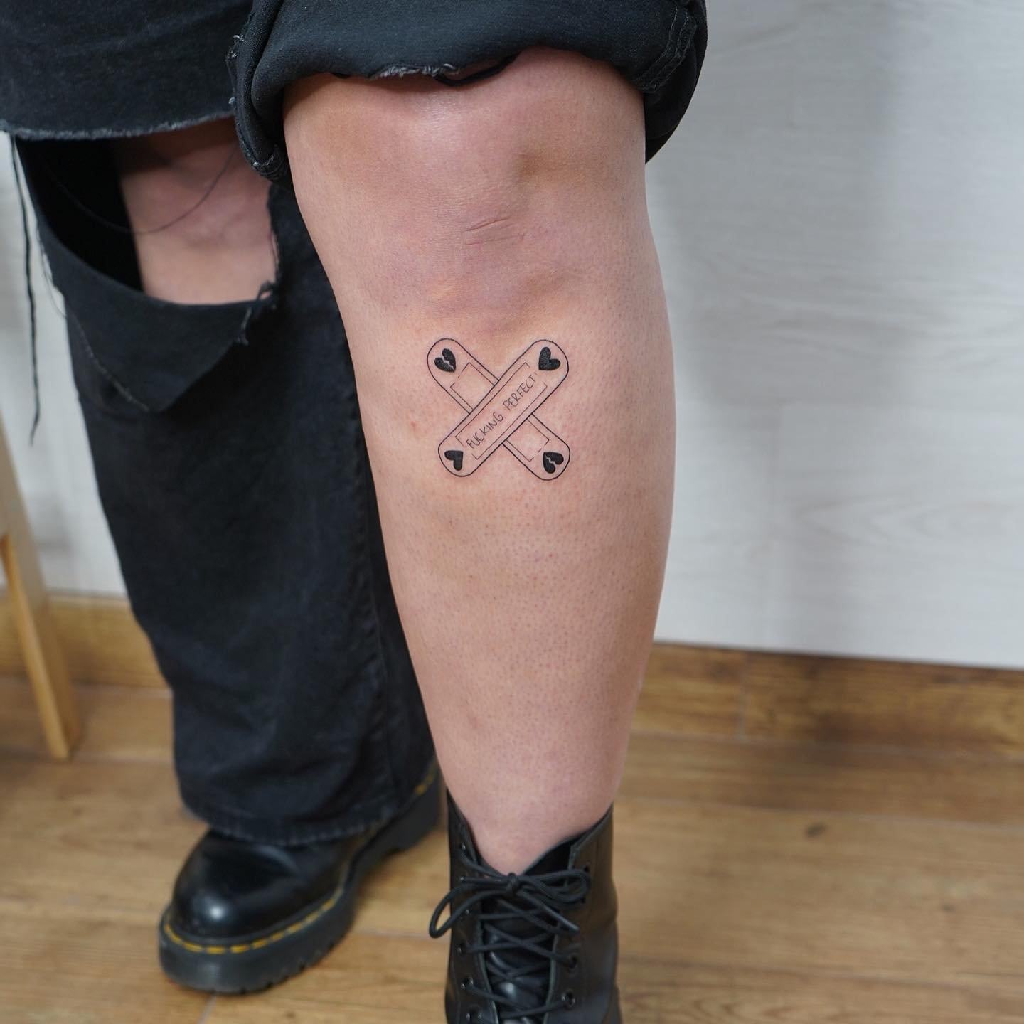 Tatuaje de corazon en pierna, línea fina Sinkply Madrid