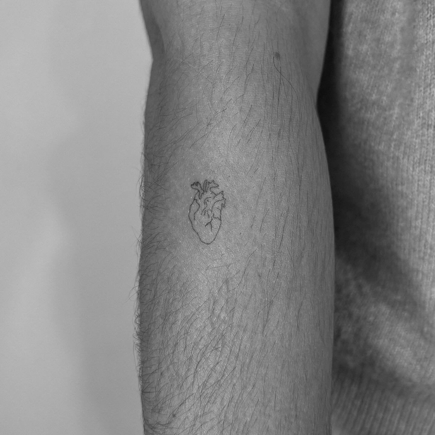 Tatuaje de corazon en pierna, línea fina Sinkply Madrid