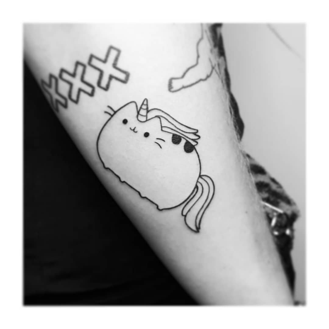 Tatuaje de cruz en antebrazo, línea fina Sinkply Studio