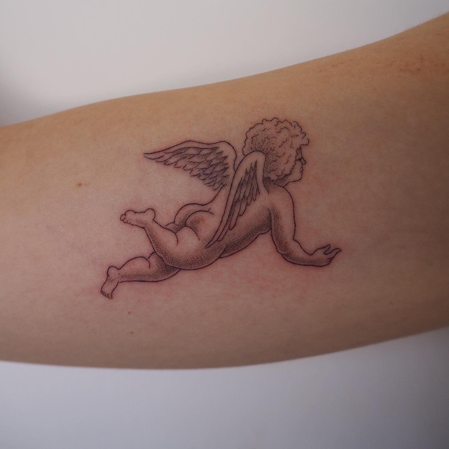 Tatuaje de cruz en antebrazo, línea fina Sinkply Madrid