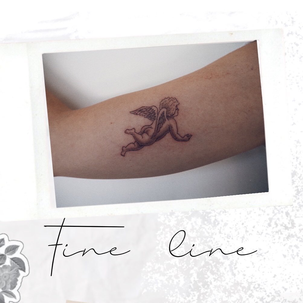 Tatuaje de cruz en antebrazo, línea fina Sinkply Madrid