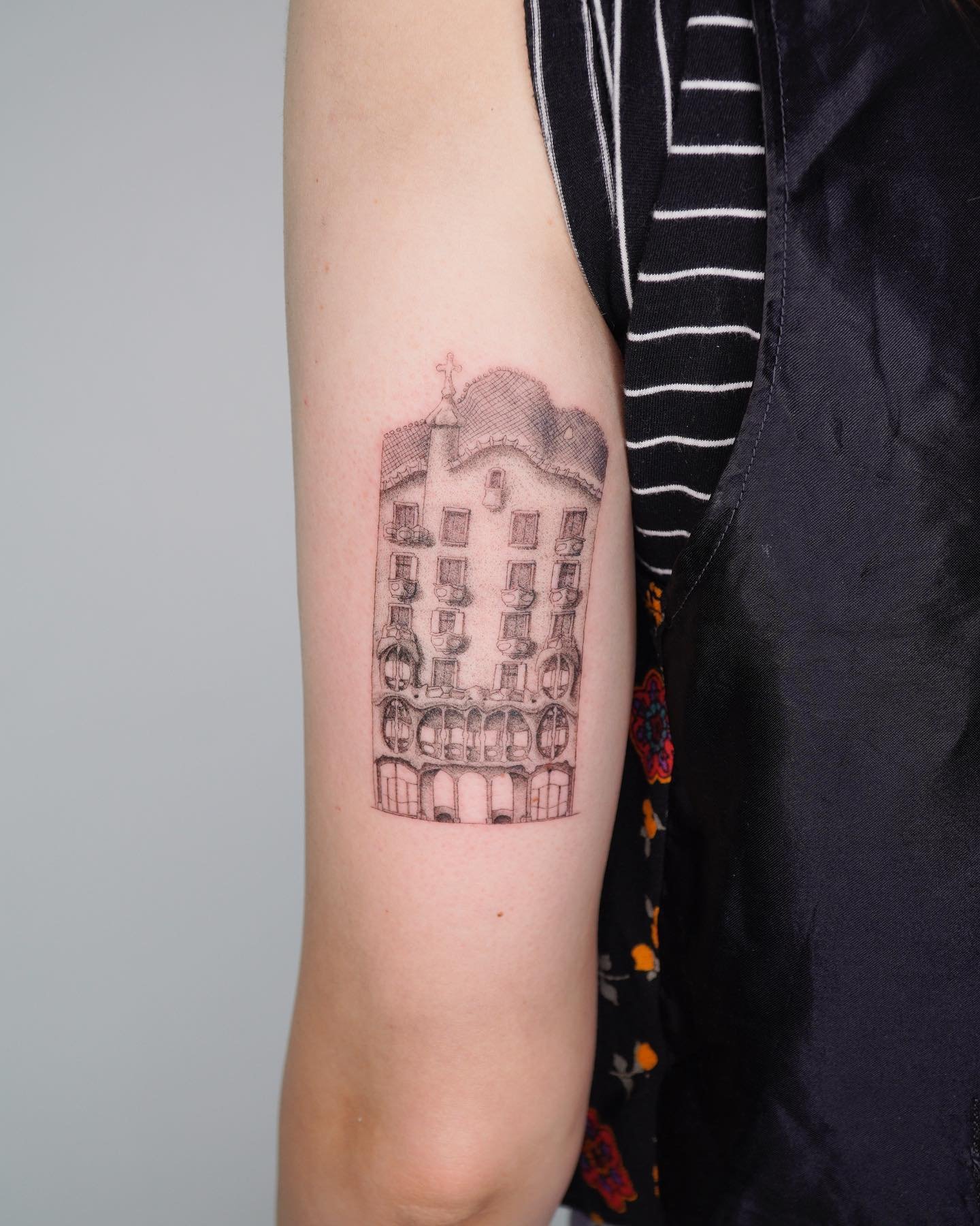 Tatuaje de cruz en antebrazo, línea fina Sinkply Madrid