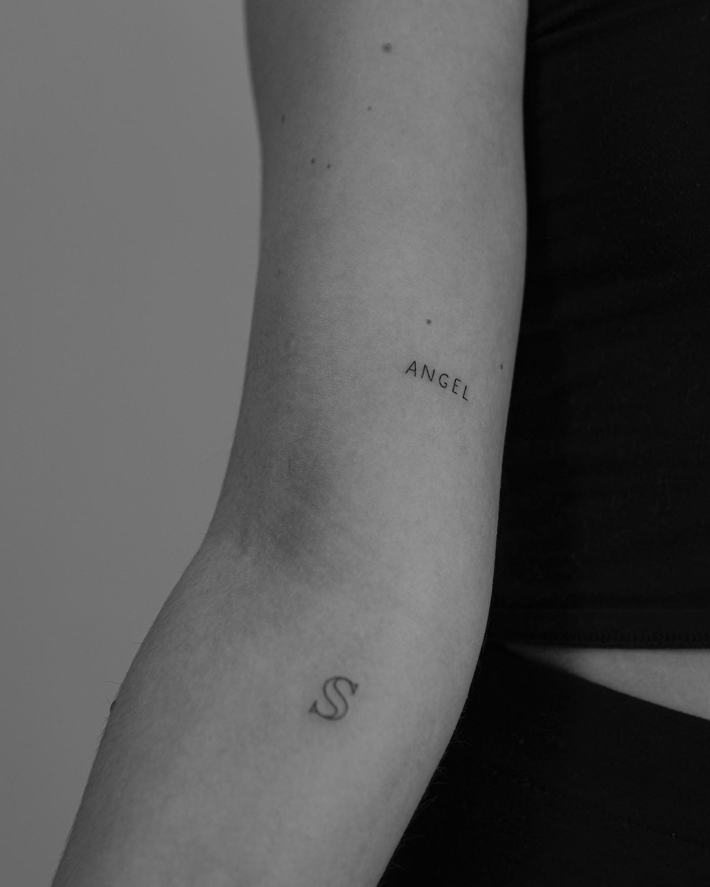 Tatuaje de cruz en antebrazo, línea fina Sinkply Madrid