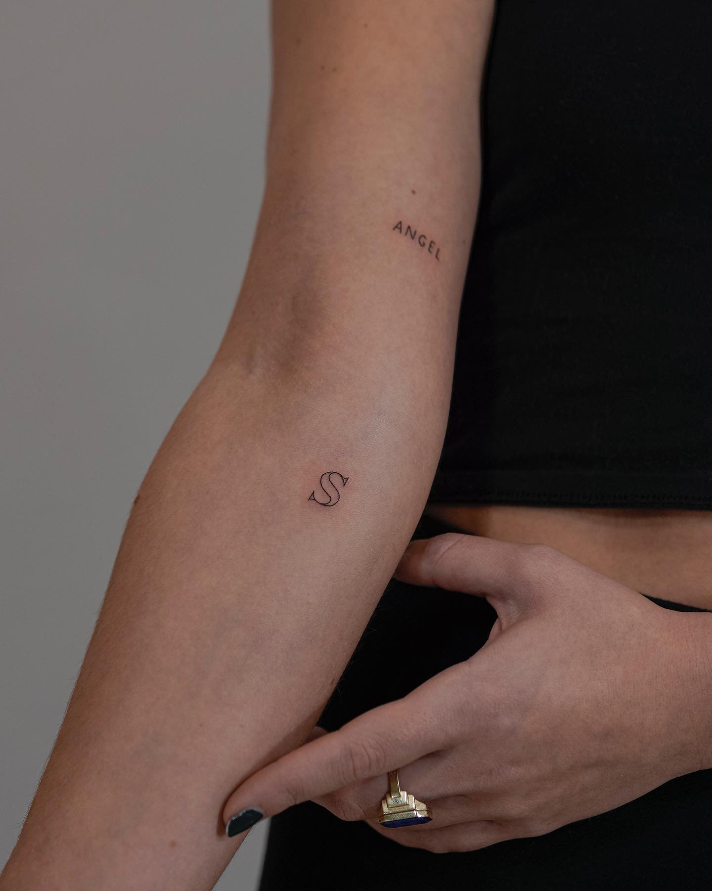 Tatuaje de cruz en antebrazo, línea fina Sinkply Madrid