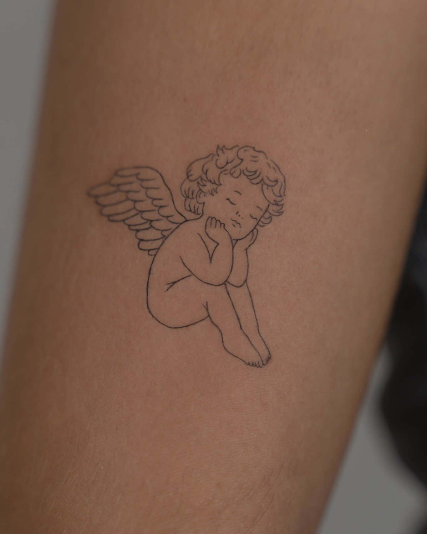 Tatuaje de cruz en antebrazo, línea fina Sinkply Madrid