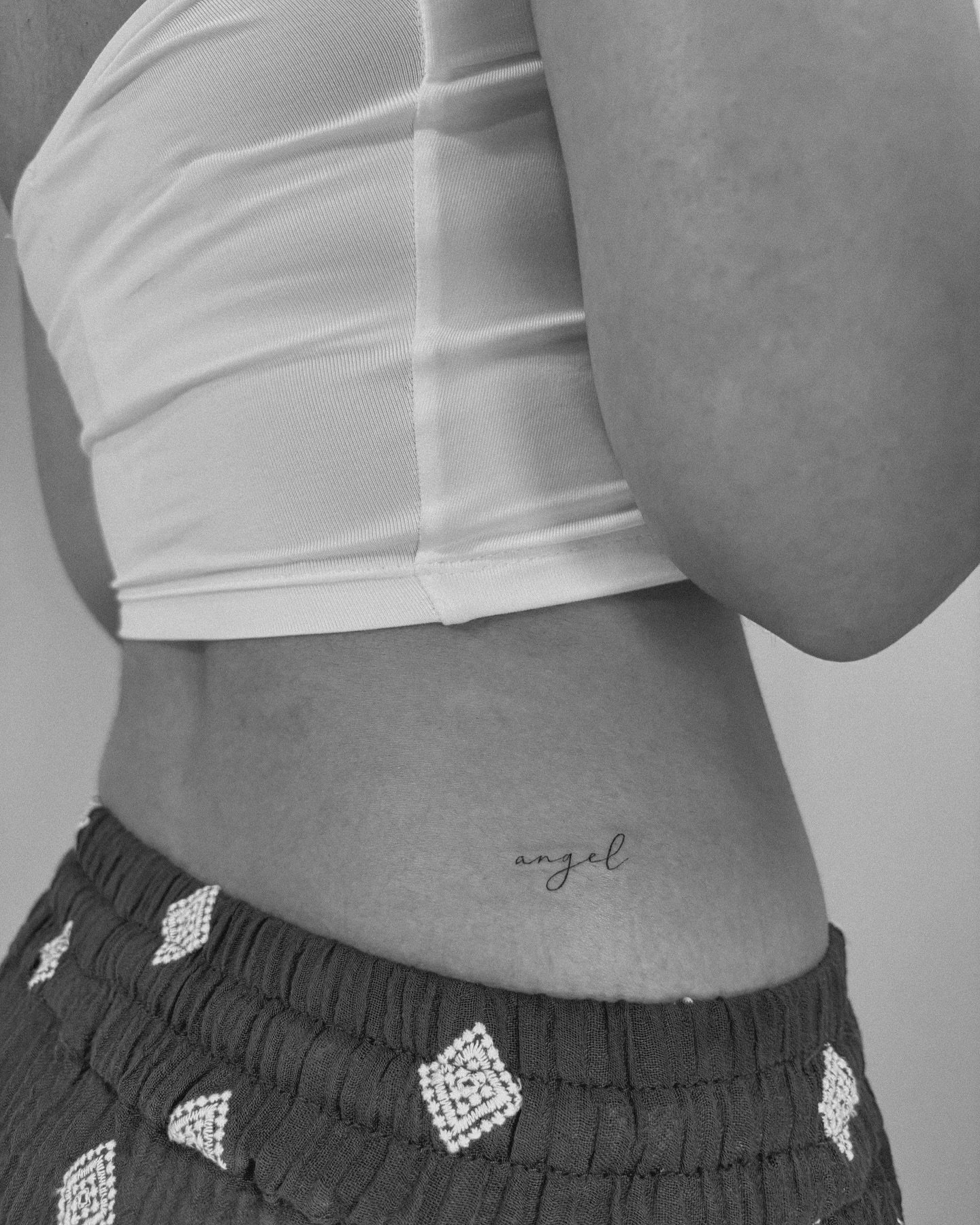 Tatuaje de cruz en antebrazo, línea fina Sinkply Madrid