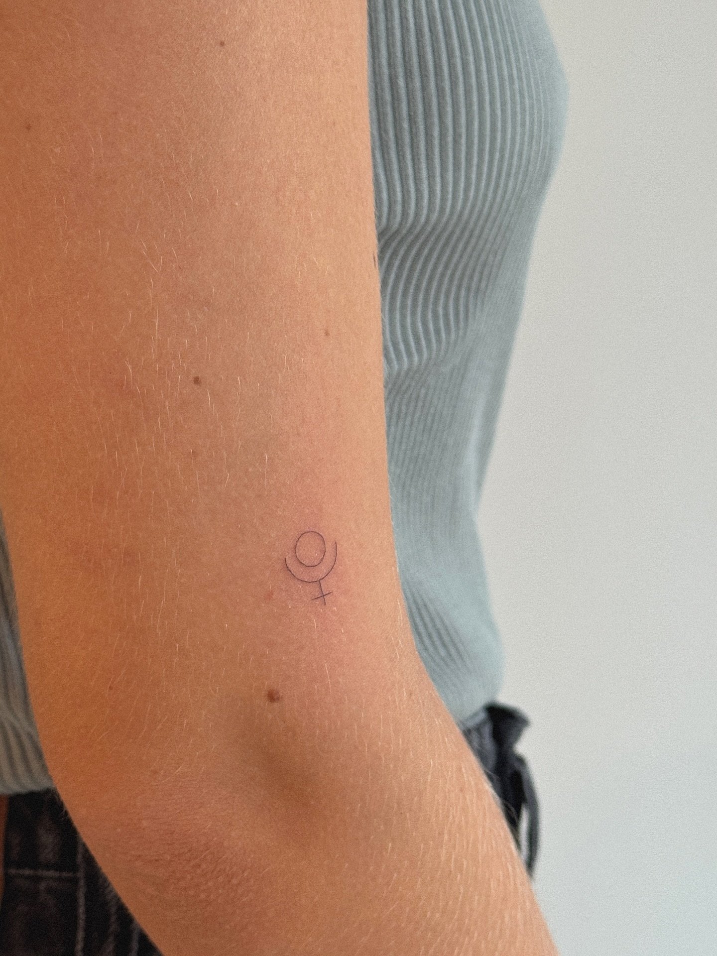 Tatuaje de cruz en antebrazo, línea fina Sinkply Madrid